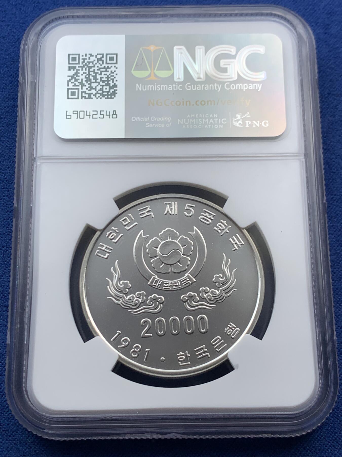 《竞宝斋》第466场 周日，周一 2场连拍 （全场包邮）欢迎送拍 NGC PF66 大韩民国1981年第五共和国成立20000元精铸大银币，见证了五共的历史。第五共和国是韩国历史上浓墨重彩的一笔，同名电视剧也是历史剧中的经典之作