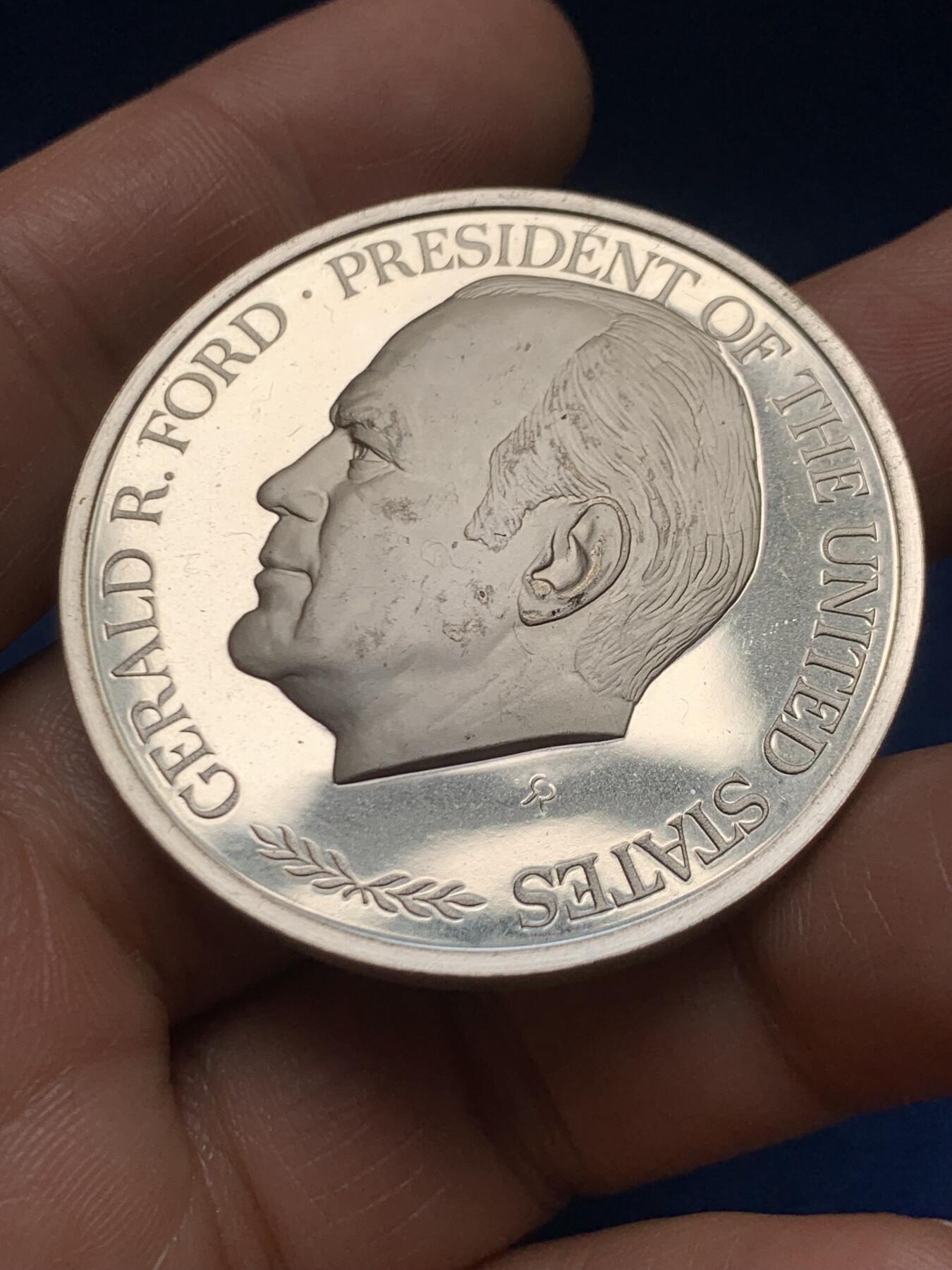 《竞宝斋》第466场 周日，周一 2场连拍 （全场包邮）欢迎送拍 美国1974年总统福特访问日本大银章 32.7g 44.1mm