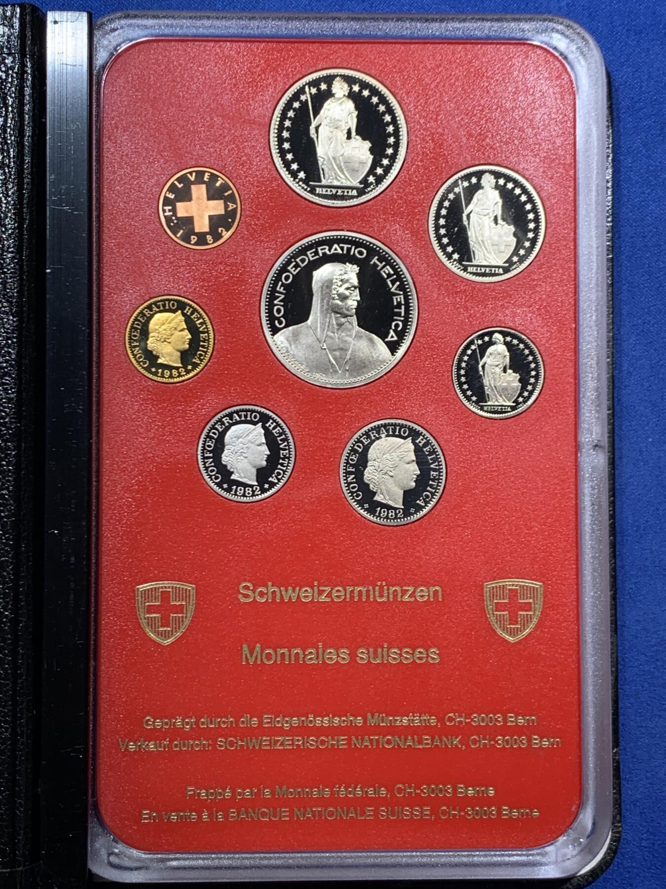 《竞宝斋》第466场 周日，周一 2场连拍 （全场包邮）欢迎送拍 瑞士1982年精制套币 册装