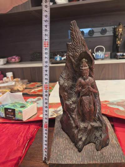 欧洲银章、铜章，大优惠起拍价都是银价计算 木雕摆件，手臂出有断裂，502胶水粘着，谨慎出价谢谢了