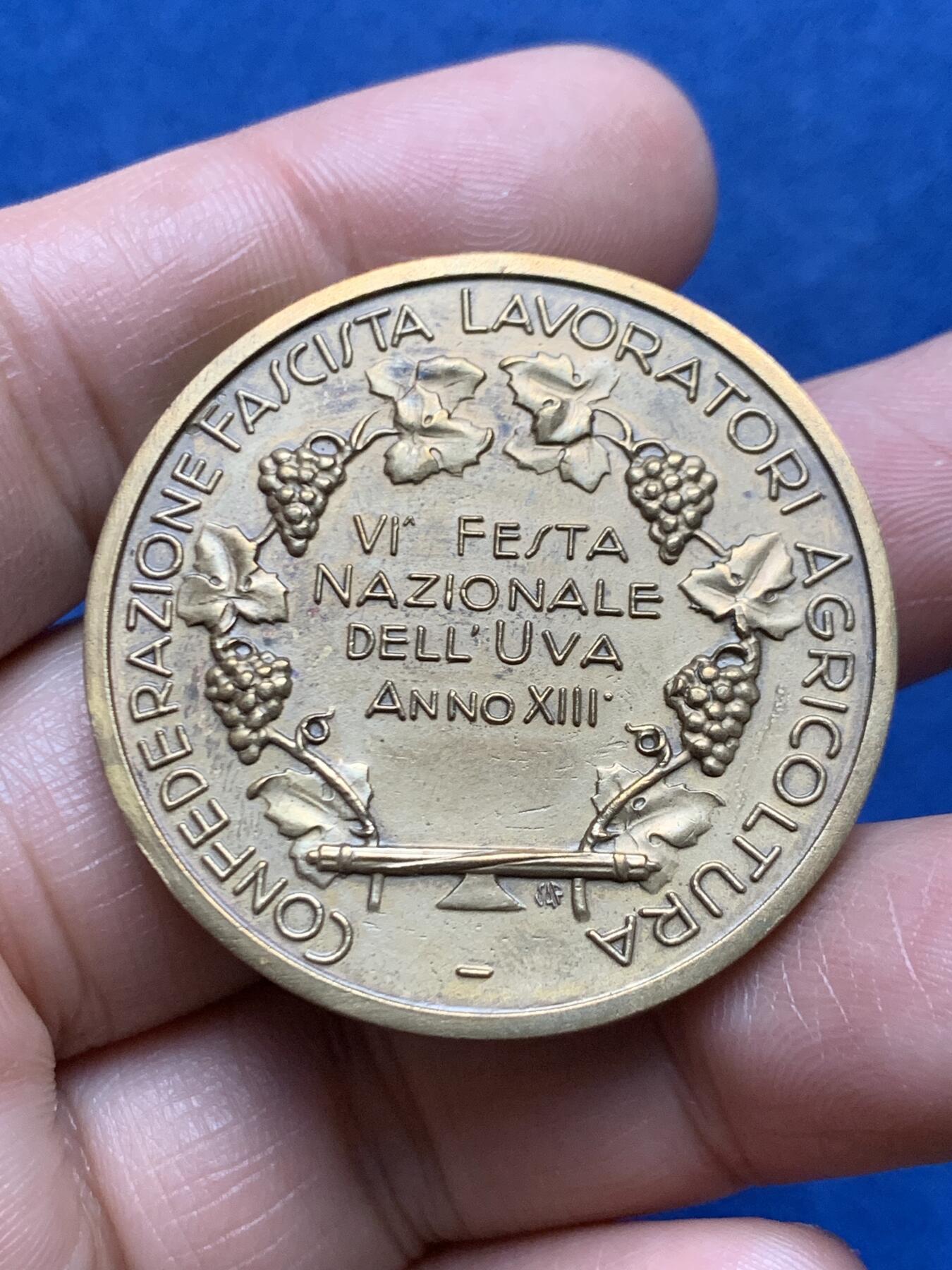 《竞宝斋》第466场 周日，周一 2场连拍 （全场包邮）欢迎送拍 1928年意大利墨索里尼第六届全国葡萄节铜章，36克，39.6mm，带原盒，人物超高浮雕非常挺拔漂亮。意大利全国葡萄节是法西斯政权将农业生产与民族主义宣传结合的重要活动。