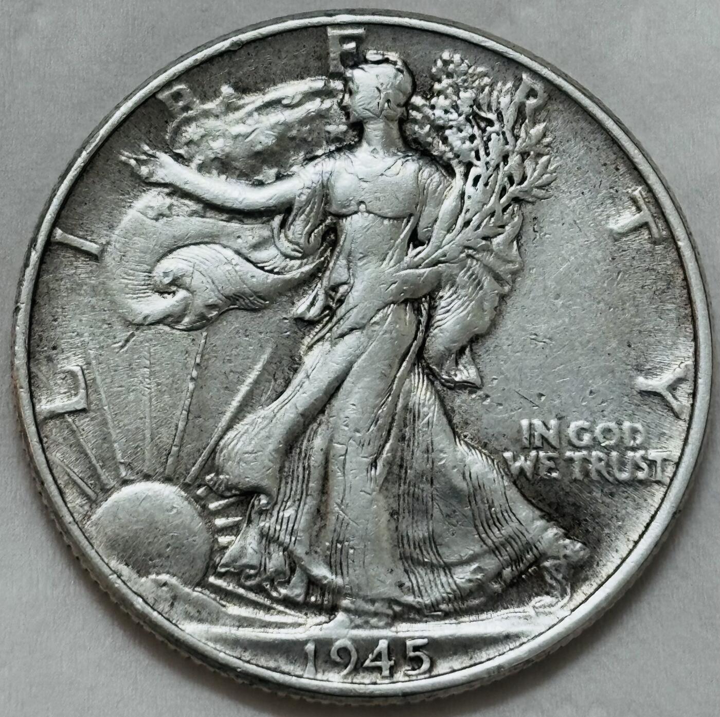 文馨钱币收藏第 295 场，（元宵场）各种银币散币纪念章，长期接代拍业务 带光流通美品 1945 年美国行走女神半美元银币，12.5 克 900 银