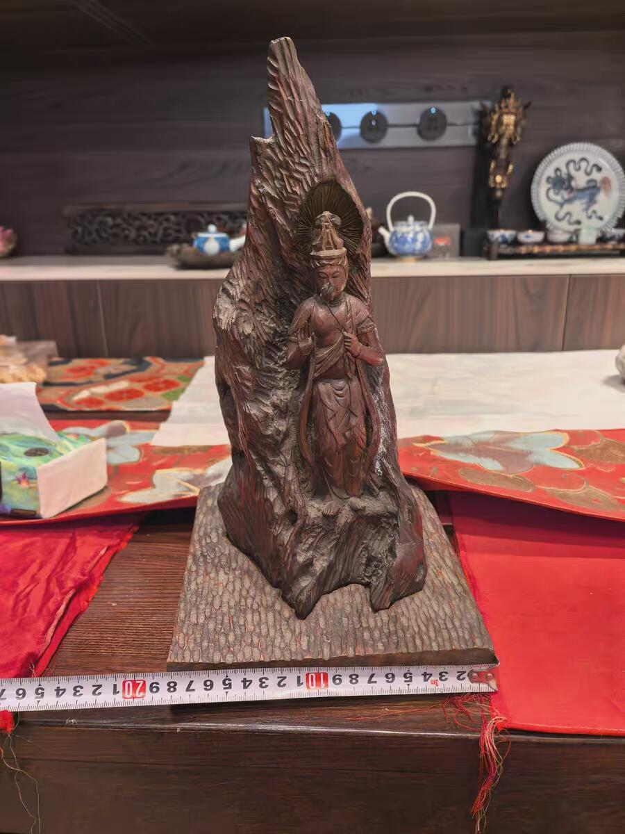 欧洲铜章和回流杂项第一场 木雕摆件，手臂出有断裂，502胶水粘着，谨慎出价谢谢了