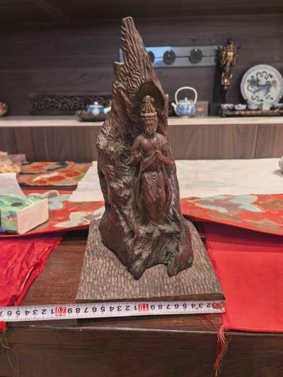 欧洲银章、铜章，大优惠起拍价都是银价计算 木雕摆件，手臂出有断裂，502胶水粘着，谨慎出价谢谢了