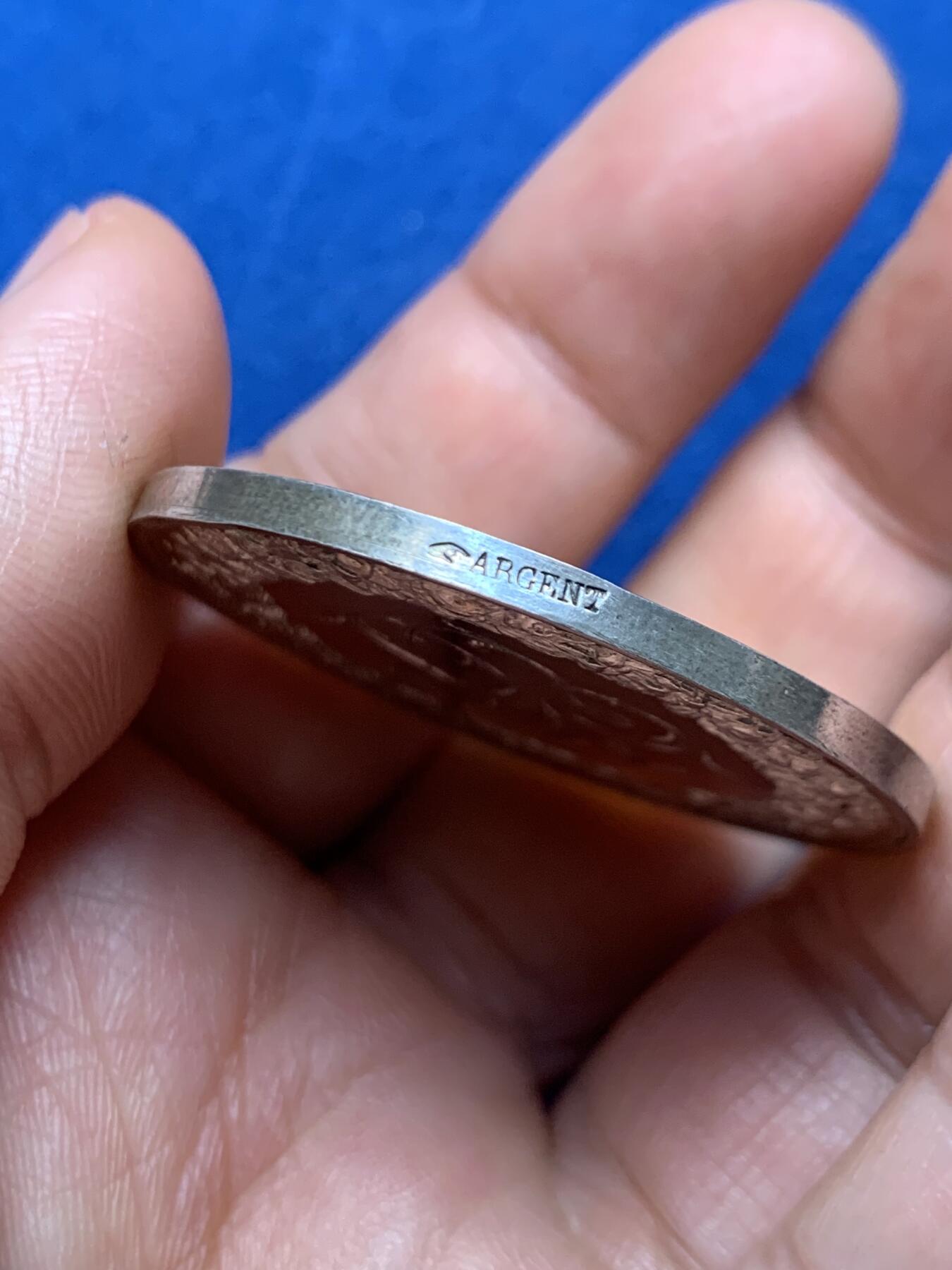 《竞宝斋》第466场 周日，周一 2场连拍 （全场包邮）欢迎送拍 法国1854婚姻与爱情纪念银章，31.41g，41.3mm，超大规格，手指边铭，镜面感，状态犀利。