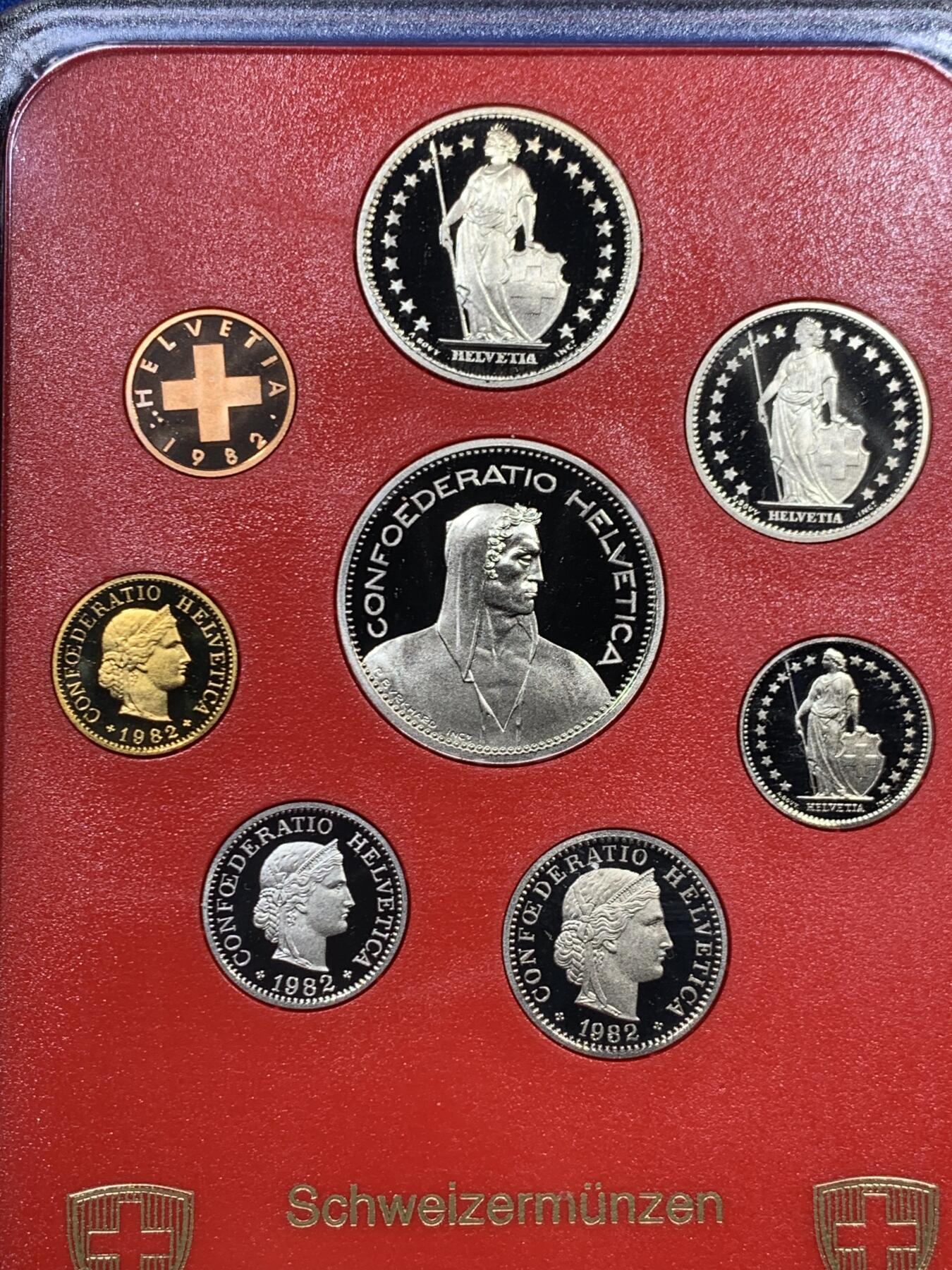 《竞宝斋》第466场 周日，周一 2场连拍 （全场包邮）欢迎送拍 瑞士1982年精制套币 册装