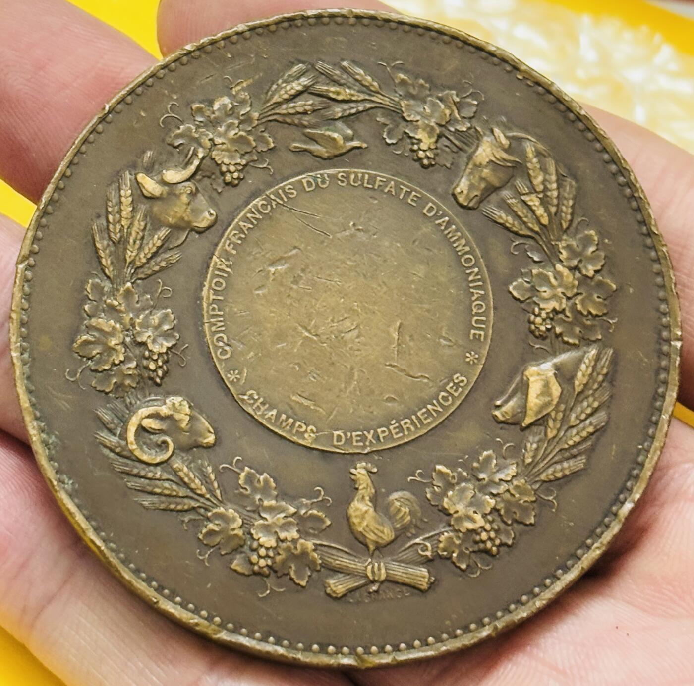 文馨钱币收藏第 295 场，（元宵场）各种银币散币纪念章，长期接代拍业务 约 1880-1900 年法国第三共和国时期硫酸铵公司大型纪念章，历史背景化学农业革命，科学种田，由法国著名雕刻师朱尓拉格朗日，他的作品收藏价格比较高，播种者形象源自于希腊罗马艺术，赋予农业劳动崇高感，细节看图