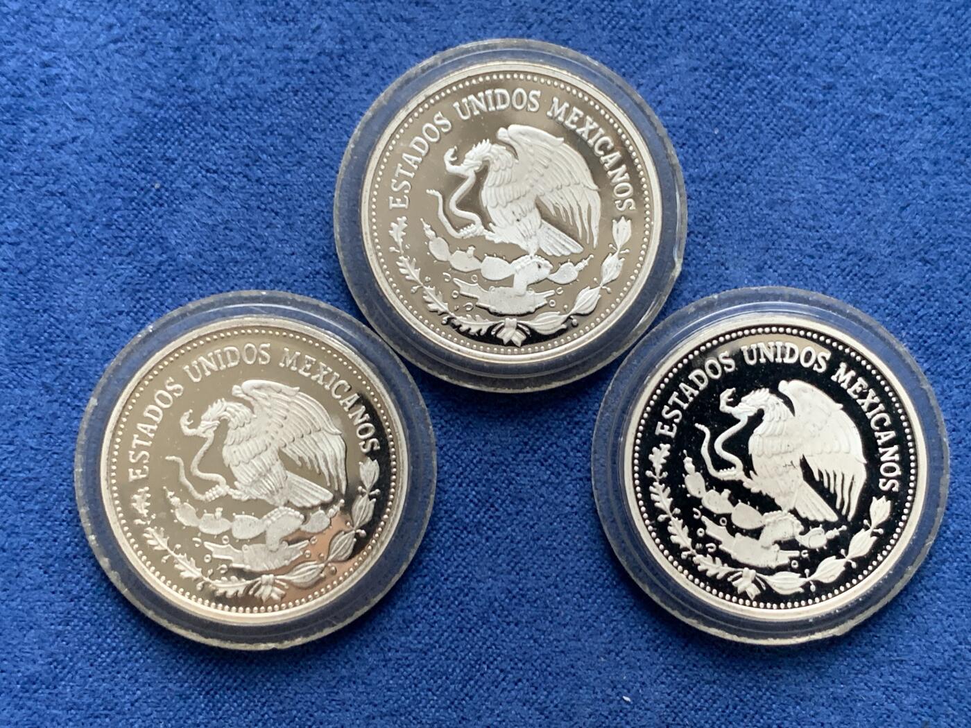 《竞宝斋》第466场 周日，周一 2场连拍 （全场包邮）欢迎送拍 三枚一组 墨西哥1986年世界杯25比索银币 总重约25.3g 925银