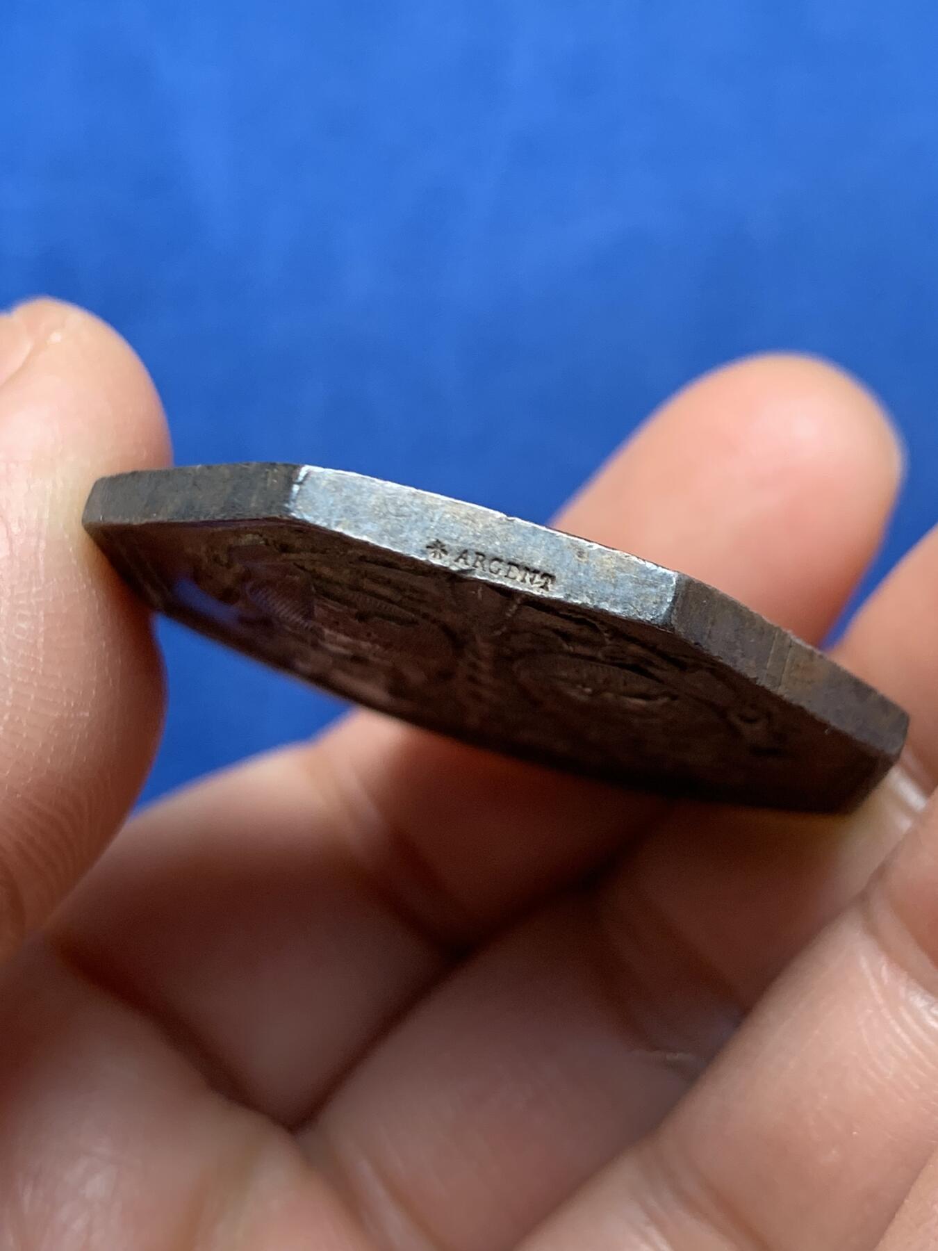 《竞宝斋》第466场 周日，周一 2场连拍 （全场包邮）欢迎送拍 法国1862年巴黎蒸汽船公司在诺曼底港口的银质通行证 正面是勒阿弗尔和翁夫勒的徽章 1882年使用 蜜蜂银标 25.05克 37.5mm