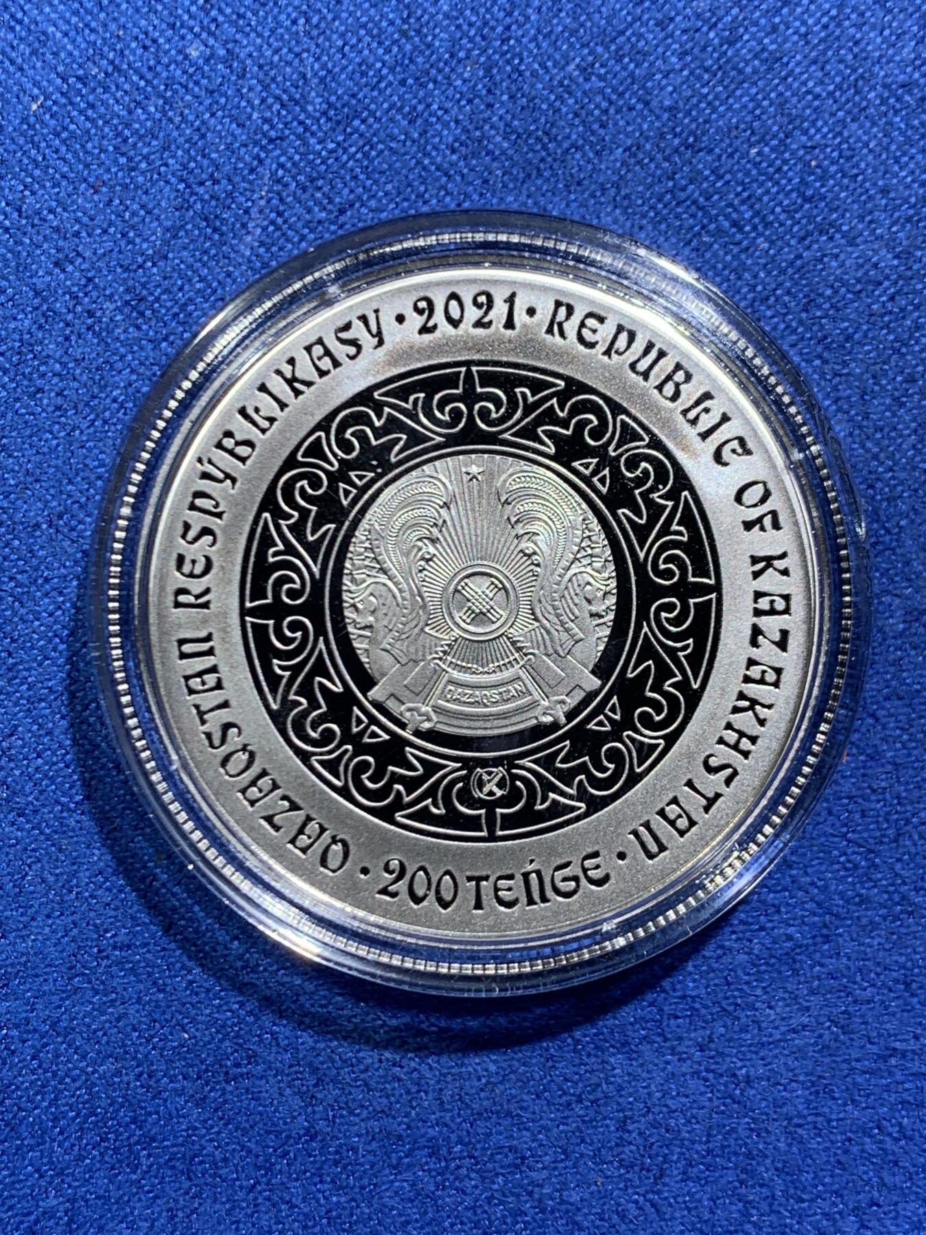 《竞宝斋》第466场 周日，周一 2场连拍 （全场包邮）欢迎送拍 哈萨克斯坦2021年200坚戈类精制部分镀金纪念币 游牧民族图腾-天鹅 发行量：1万枚 带原盒（发行时没有证）