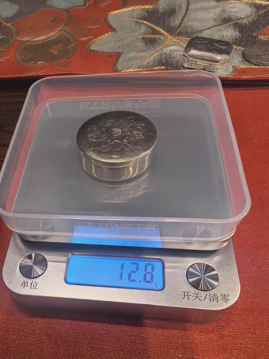 欧洲铜章和回流杂项第一场 欧洲银盒 花卉浮雕，纯银制，重12.8克，几乎全新，保存很好