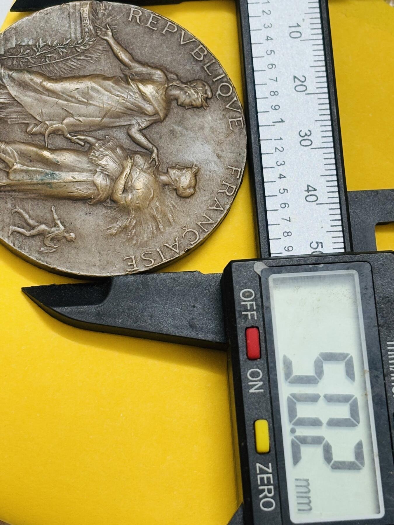 文馨钱币收藏第 295 场，（元宵场）各种银币散币纪念章，长期接代拍业务 约（1880-1900 年） 法兰西第三共和国时期农业协会青铜纪念章，中心铭文为农业协会，底部绥带为科学与劳动，带雕刻师签名缩写 AD （Achille  Dubois ）正面是农夫耕耘场景田野与农舍，其美好寓意是科学引导农业，共和国支持农民劳动创造繁荣，细节看图