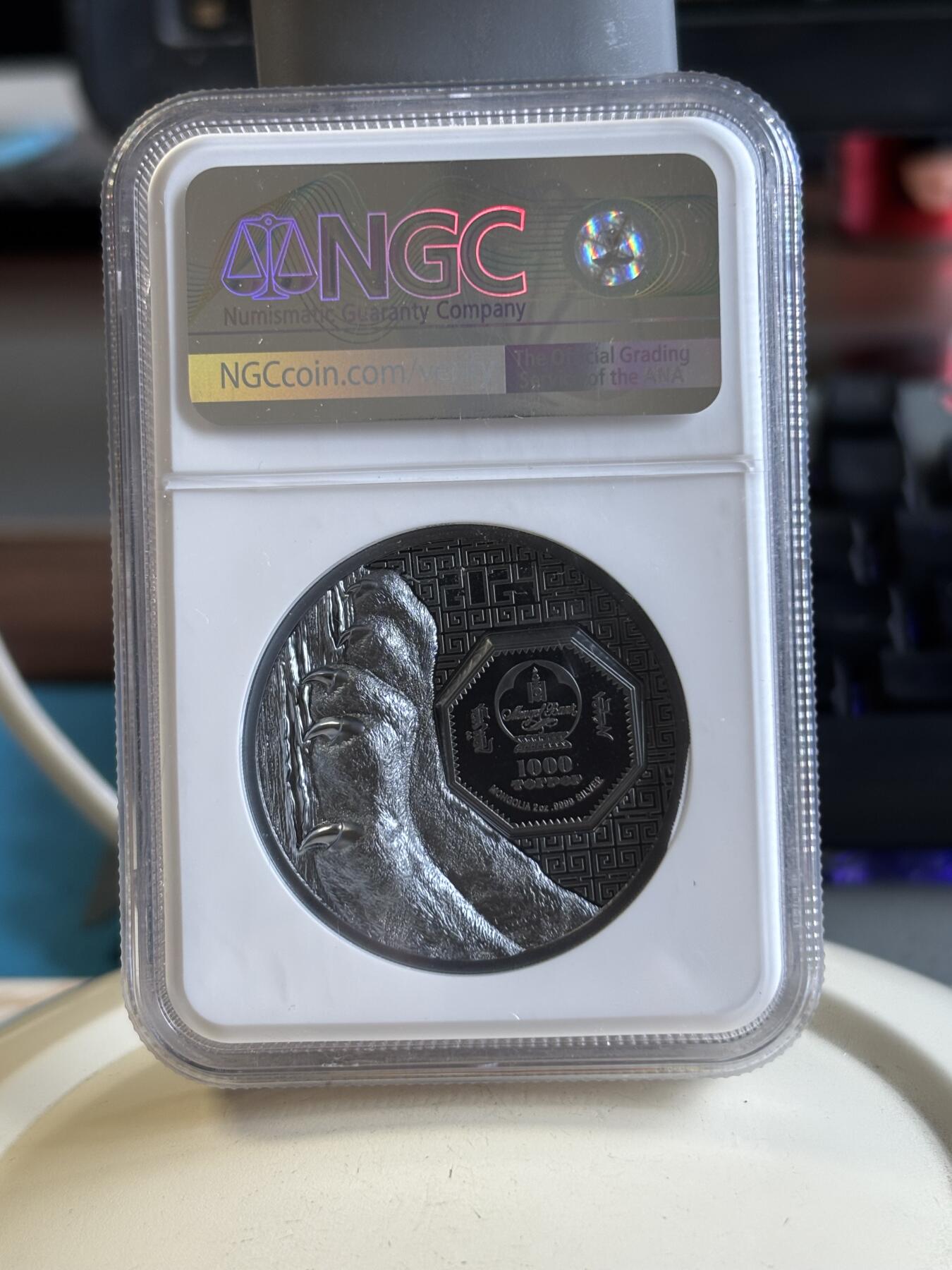 第192期拍卖 蒙古2024年草原动物雪豹2盎司黑银币NGC-PF70分首，999银