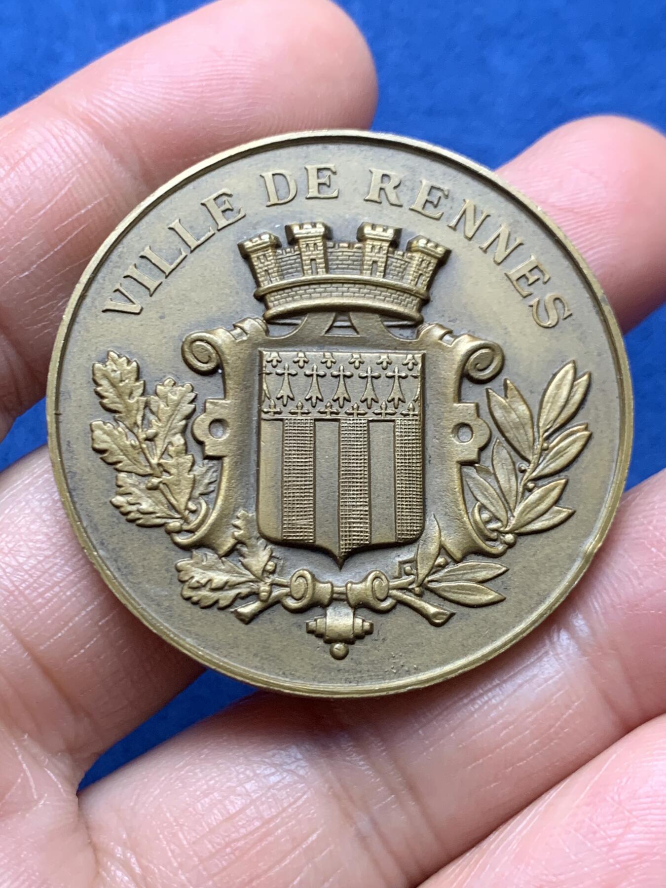 《竞宝斋》第466场 周日，周一 2场连拍 （全场包邮）欢迎送拍 法国雷恩市音乐节铜章 34.7克 42.3mm 三角边铭