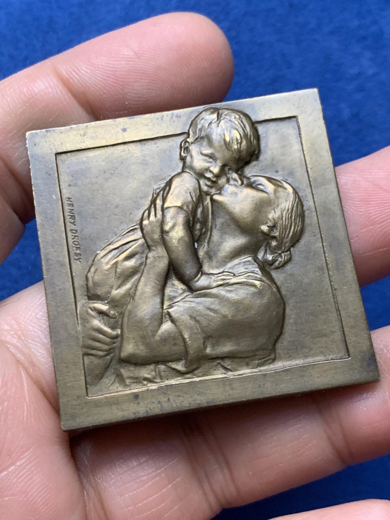 《竞宝斋》第466场 周日，周一 2场连拍 （全场包邮）欢迎送拍 母爱 方型铜章 《爱，永不止息》 法国章牌大师亨利·德罗普西（Henri Dropsy，1885-1969）著名作品，用于记录儿子Serge的成长。极为少见。直径：42mm，重量：40.1g。