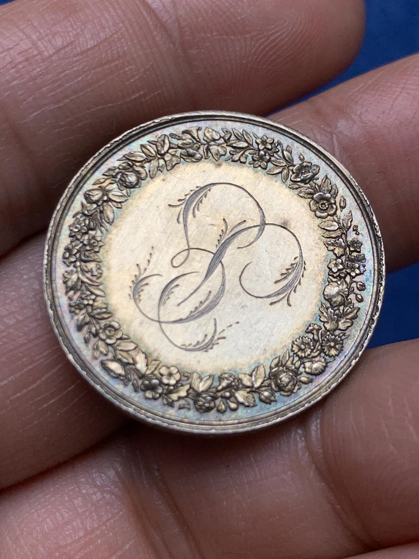 《竞宝斋》第466场 周日，周一 2场连拍 （全场包邮）欢迎送拍 法国1855年镀金结婚纪念银章，AR手指边铭950银，边铭结婚信息深刻，27.2mm，10.1克