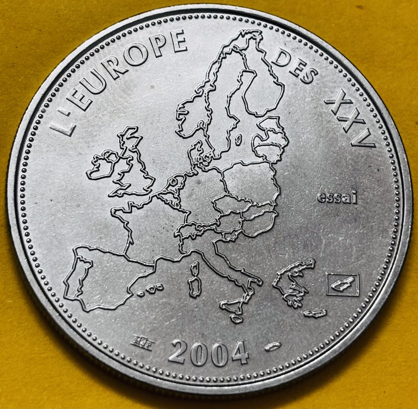 文馨钱币收藏第 295 场，（元宵场）各种银币散币纪念章，长期接代拍业务 2004 年 5 月 1 日欧盟扩大纪念章，法国造，也是欧盟历史上最大规模东扩，环绕的十个国家徽章分别为（塞浦路斯，爱沙尼亚，拉脱维亚，立陶宛，斯洛文尼亚，捷克，斯洛伐克，匈牙利，波兰，马耳他）