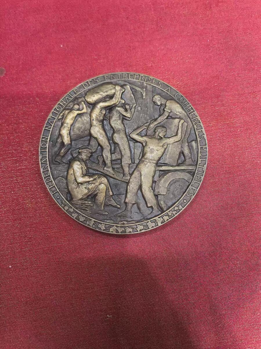 欧洲铜章和回流杂项第一场 欧洲铜章 铜章深度解析：法国全国多种商业企业联合会纪念章 这枚铜章是法国著名雕塑家 Paul Landowski（保罗·朗多夫斯基，1875-1961） 于1950年创作的作品，属于法国全国多种商业企业联合会