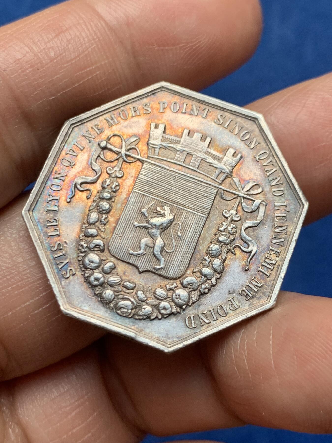 《竞宝斋》第466场 周日，周一 2场连拍 （全场包邮）欢迎送拍 法国里昂商会八角银质代币，16.15g，31.5mm，手指银标边铭