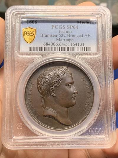 《竞宝斋》第466场 周日，周一 2场连拍 （全场包邮）欢迎送拍 - PCGS SP64 冠军分 法国1806年拿破仑原铸铜章 与巴登公国联姻 巴黎造币厂紫檀色包浆 头顶光芒四射的"N"标志 身着古罗马服饰的公主斯蒂芬妮与巴登大公国王储卡尔一对小情侣翩翩起舞 标志着拿破仑与巴登公国坚固的同盟关系形成 整体画面唯美洒脱 人物刻画细腻 甚至衣物上细微褶皱刻画至极 飘逸着后文艺复兴的人文艺术风格 如此高分精美程度堪称拿破仑原铸系列铜章的顶级之藏。加厚盒