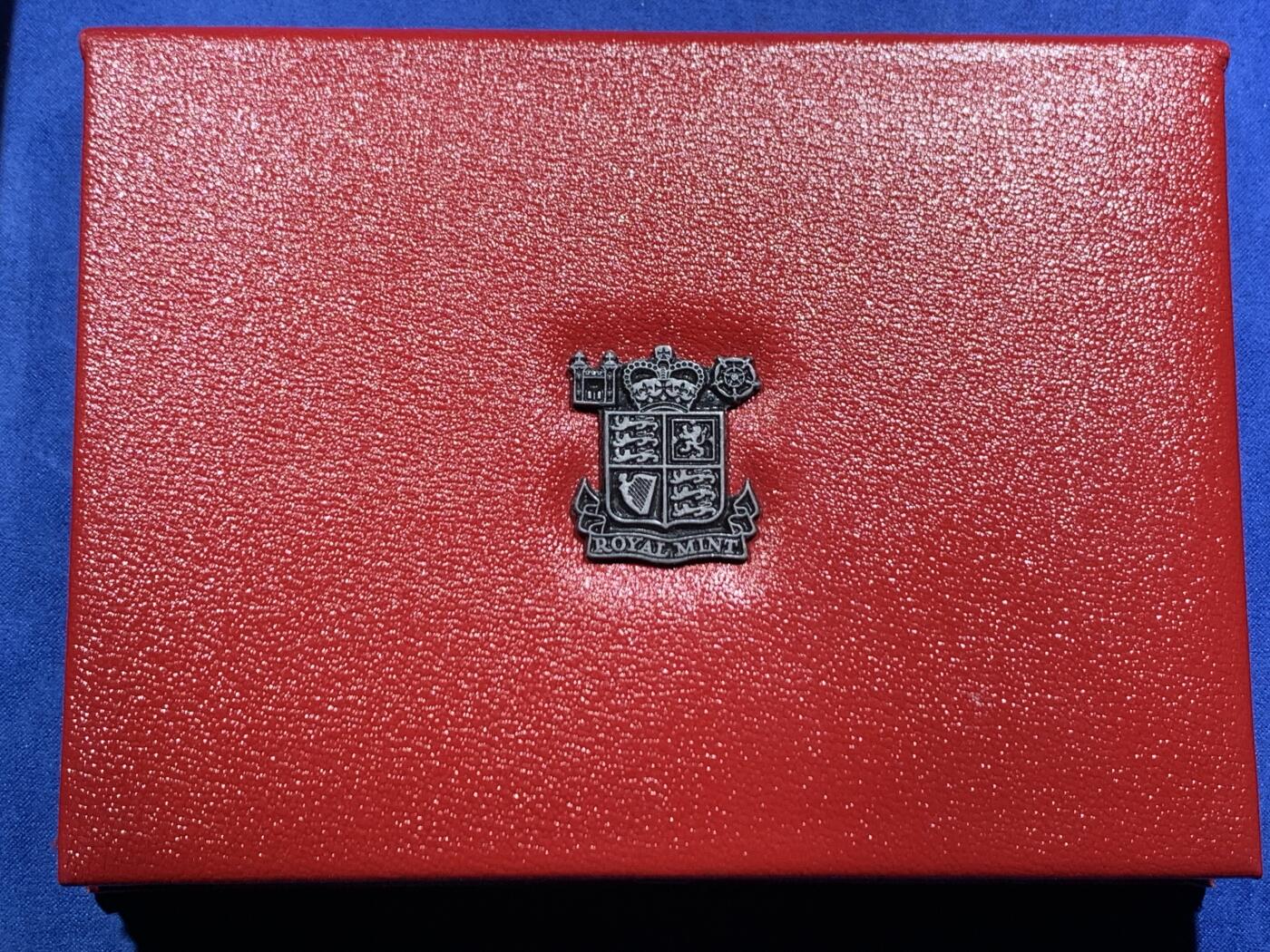 《竞宝斋》第466场 周日，周一 2场连拍 （全场包邮）欢迎送拍 英国1985年精制套币，带1枚1英镑威尔士韭葱精制纪念币，7枚币，品相精美，高档盒装