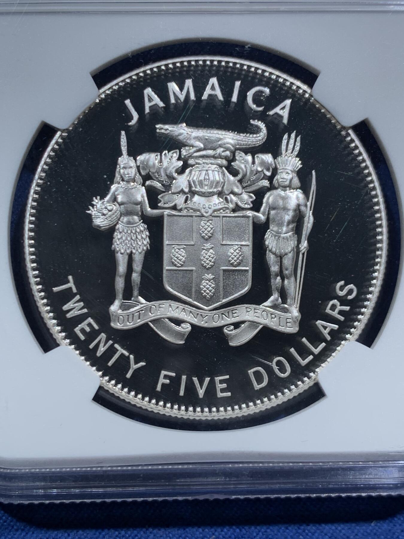 《竞宝斋》第466场 周日，周一 2场连拍 （全场包邮）欢迎送拍 NGC PF69UC 牙买加1995年各国人民为和平而团结-联合国成立50周年镜面高浮雕25元精制纪念银币，925银，28.28克，发行量105000枚，主题意义重大，收藏价值高。