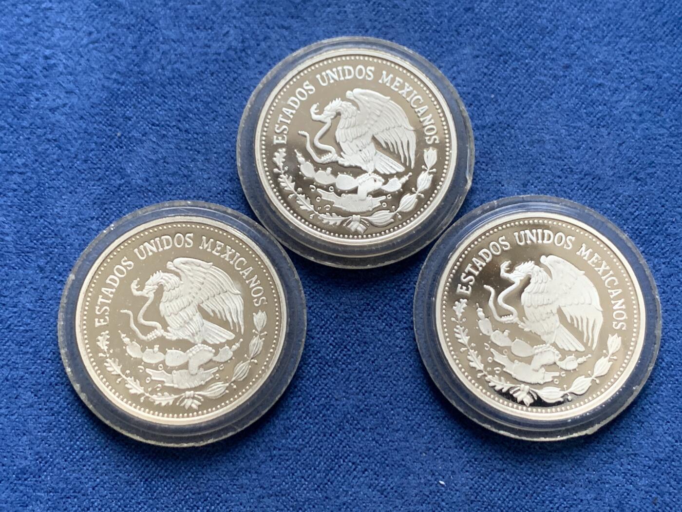 《竞宝斋》第466场 周日，周一 2场连拍 （全场包邮）欢迎送拍 三枚一组 墨西哥1986年世界杯25比索银币 总重约25.3g 925银