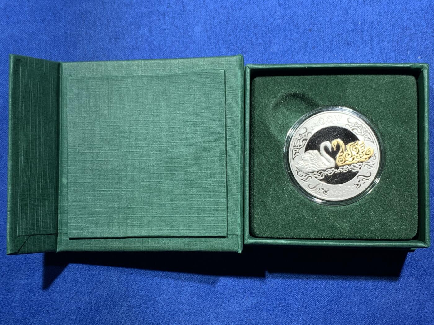 《竞宝斋》第466场 周日，周一 2场连拍 （全场包邮）欢迎送拍 哈萨克斯坦2021年200坚戈类精制部分镀金纪念币 游牧民族图腾-天鹅 发行量：1万枚 带原盒（发行时没有证）