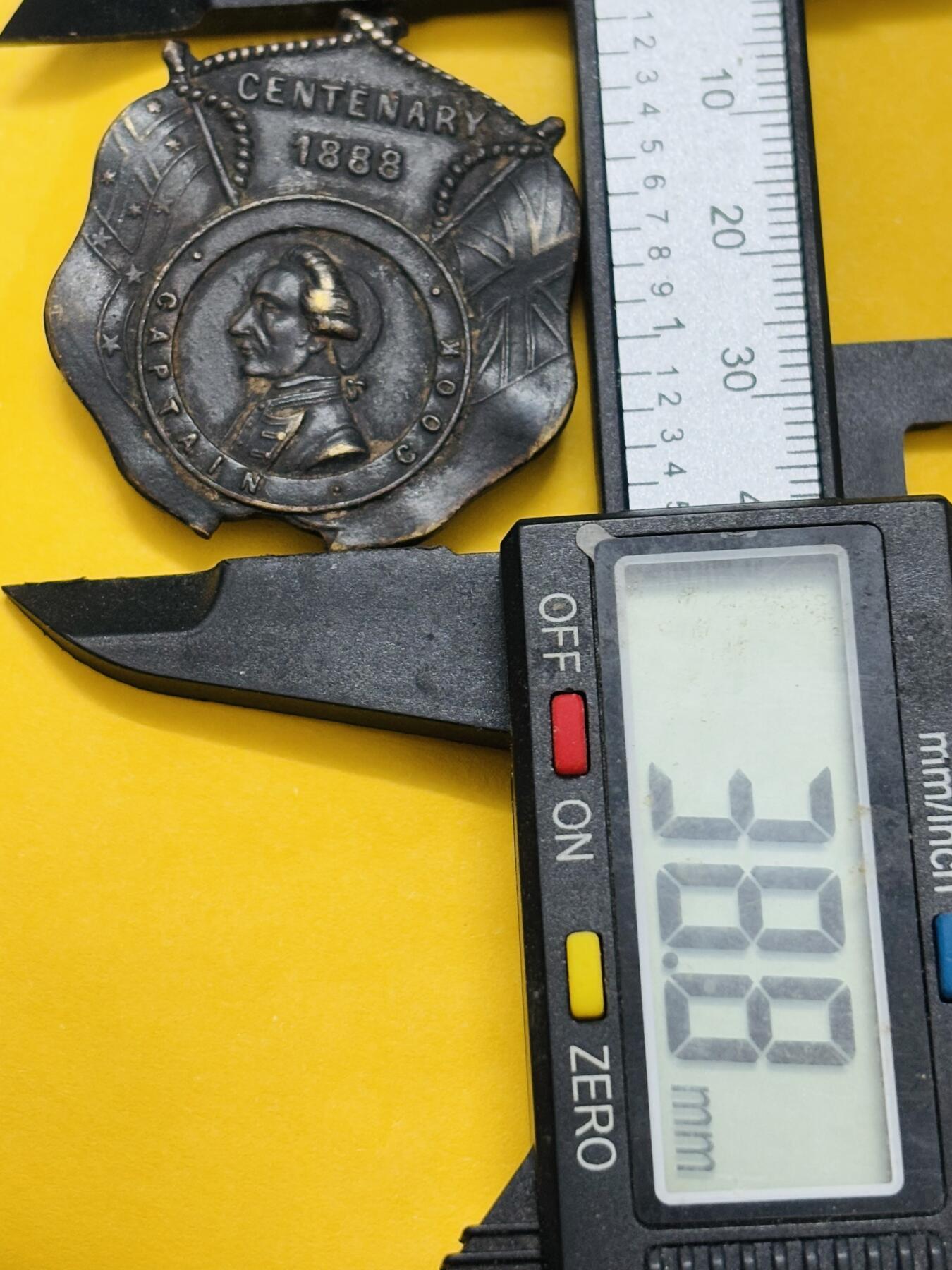 文馨钱币收藏第 295 场，（元宵场）各种银币散币纪念章，长期接代拍业务 1888 年澳大利亚开埠百年纪念章，中心人物库克船长海军军服侧面肖像，主题是纪念库克船长 1770 年发现澳大利亚东海岸一百周年，详情看图