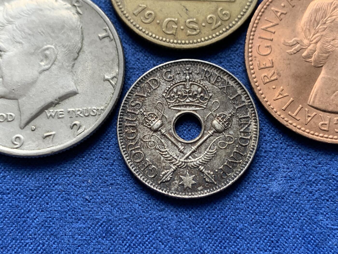 《竞宝斋》第466场 周日，周一 2场连拍 （全场包邮）欢迎送拍 外国硬币四枚一组 含一枚银币 细节见图