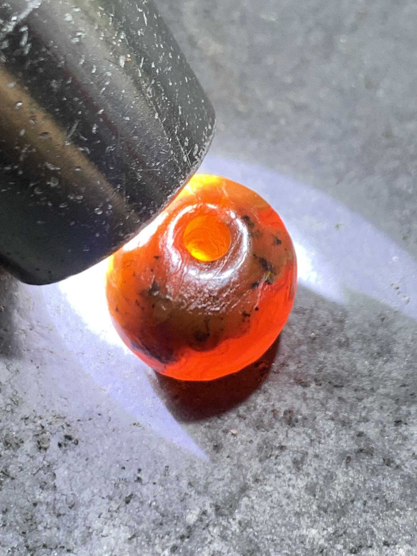 高玉化风化纹酒红玛瑙随形桶珠一颗