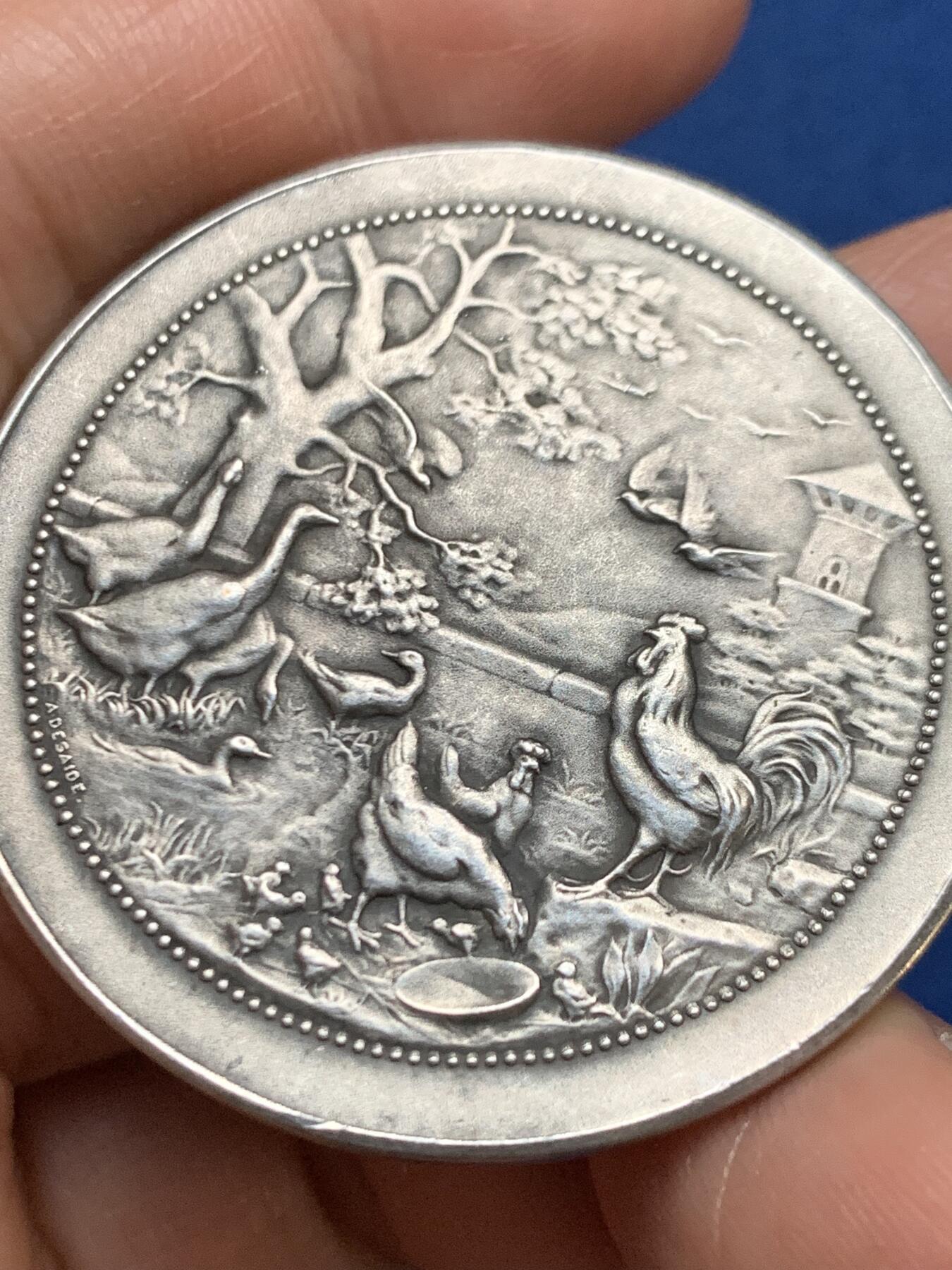 《竞宝斋》第467场 周日，周一 2场连拍 （全场包邮）欢迎送拍 法国农业镀银铜章，直径：41.5mm，重：32g，三角铜标。