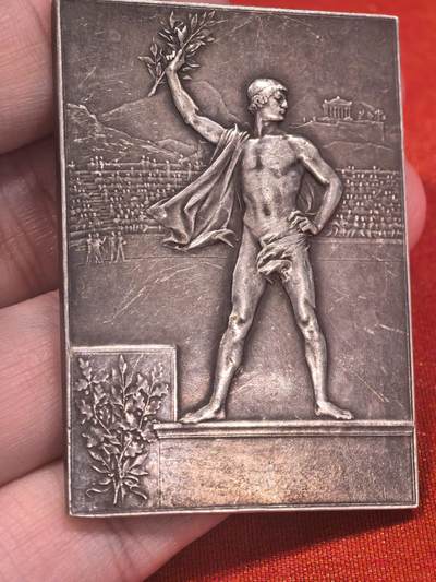 欧洲银章和银币 - 1900年巴黎奥运会“体育教育”方形镀银铜章解读 这是一枚与1900年巴黎第二届夏季奥运会（同时也是巴黎世界博览会）相关的官方奖励章牌，由法国著名章牌雕刻家 弗雷德里克·韦尔农（Frédéric Vernon, 1858-1912） 设计，巴黎造币厂铸造。