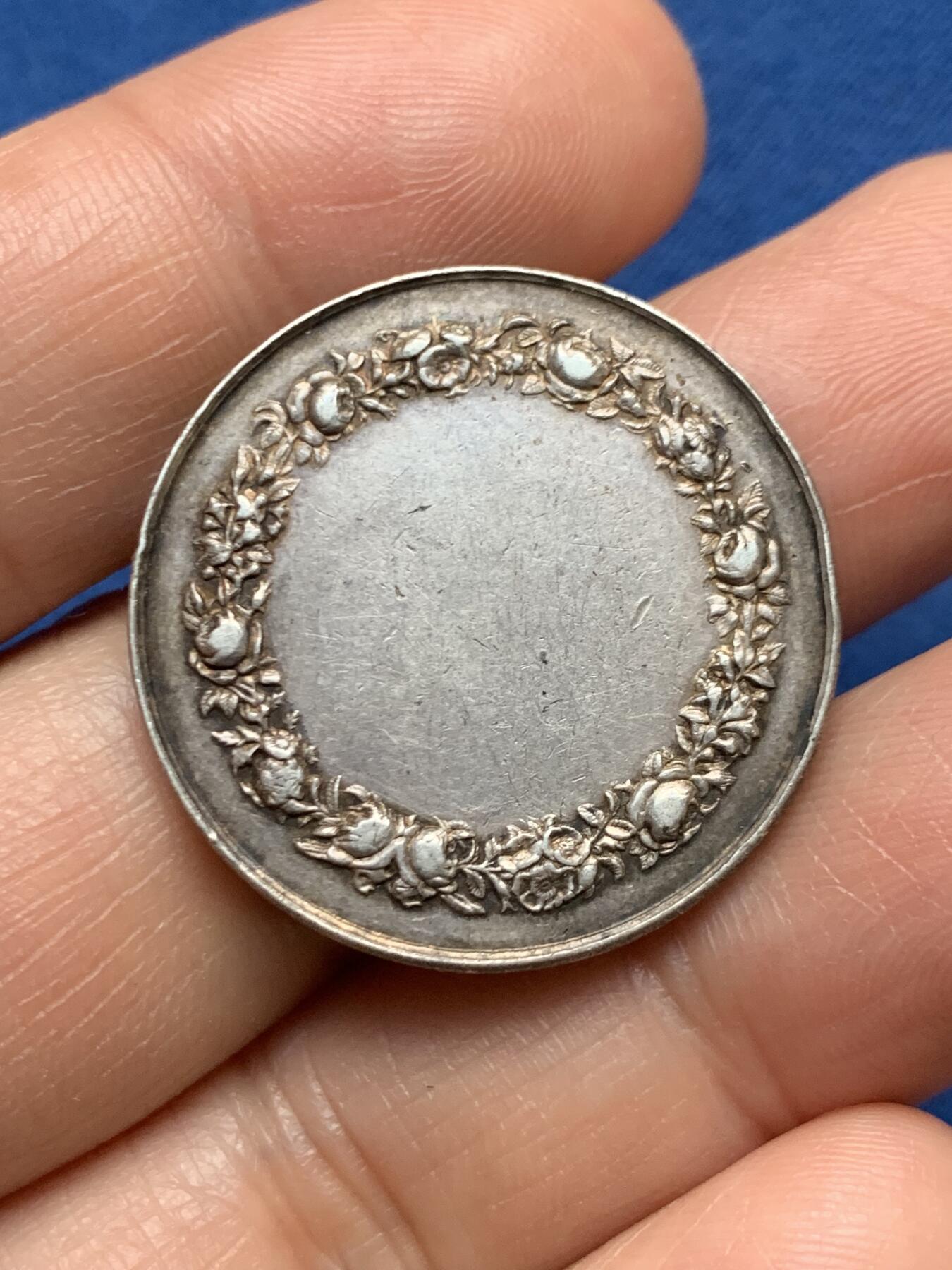 《竞宝斋》第467场 周日，周一 2场连拍 （全场包邮）欢迎送拍 法国19世纪结婚纪念银章，丰饶角AR边铭950银，29mm，12.05克。