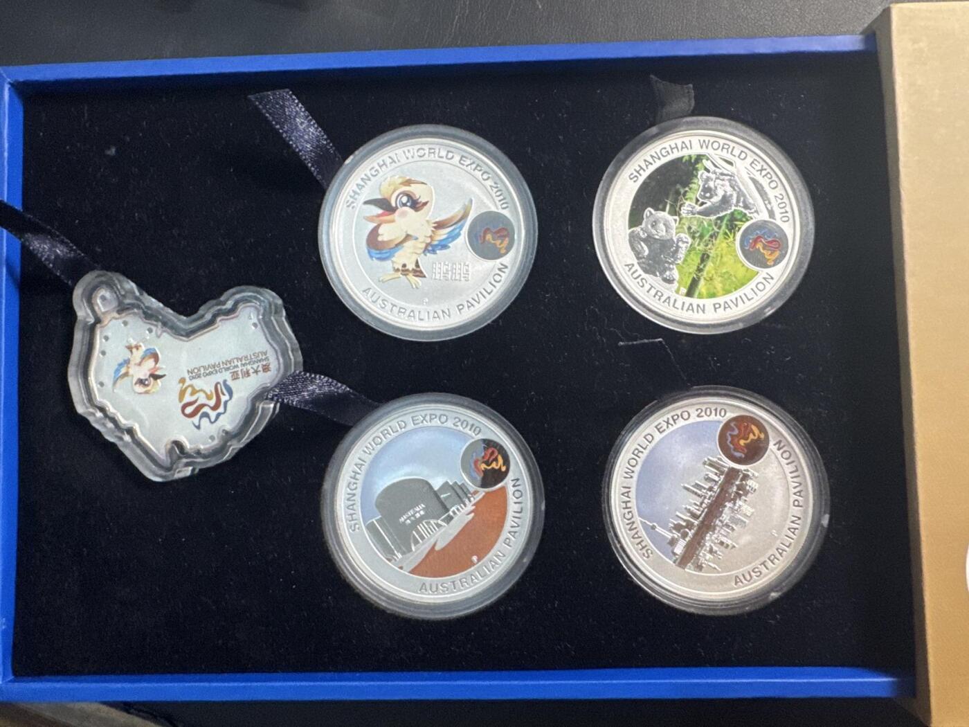 ❤️【币观天下】❤️ 第343期钱币秒杀拍卖场- 2026.3.6周五晚上6点半场 长期征集拍品  2010年上海世博会澳洲馆彩色银币套装，一共5枚1盎司999银币，包括4枚圆形彩色银币，1枚异形澳大利亚地图彩色银币，盒证齐全，品相全新