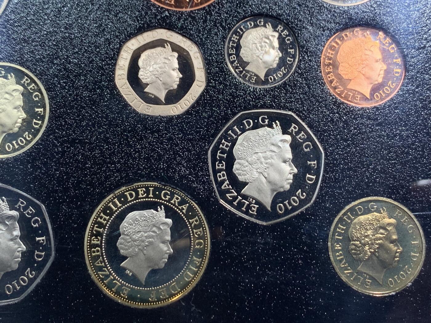 《竞宝斋》第467场 周日，周一 2场连拍 （全场包邮）欢迎送拍 英国2010官方精制套币 盒证全