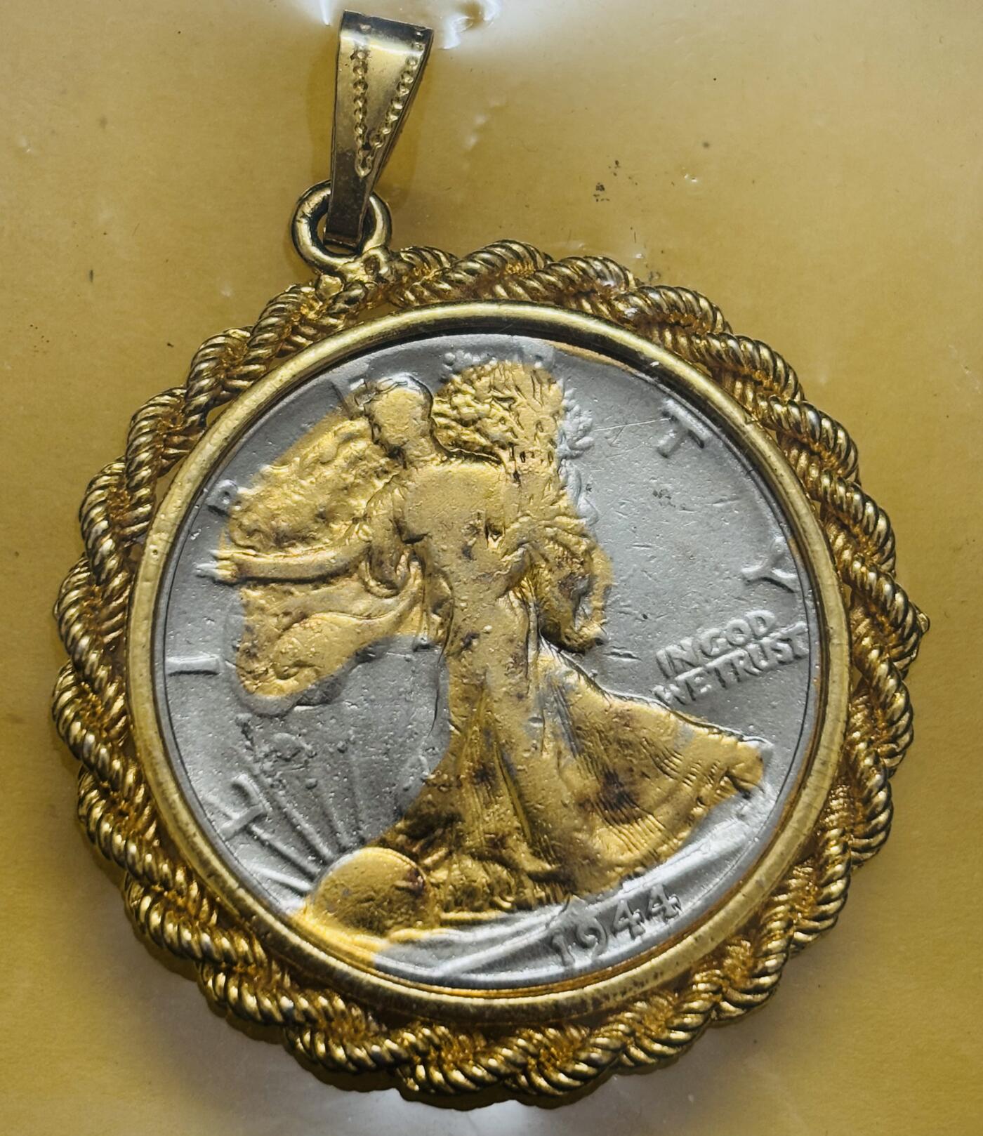 文馨钱币收藏第 295 场，（元宵场）各种银币散币纪念章，长期接代拍业务 1944 年美国行走女神半美元银币，带挂饰，正面金色状态 12.5 克 900 银