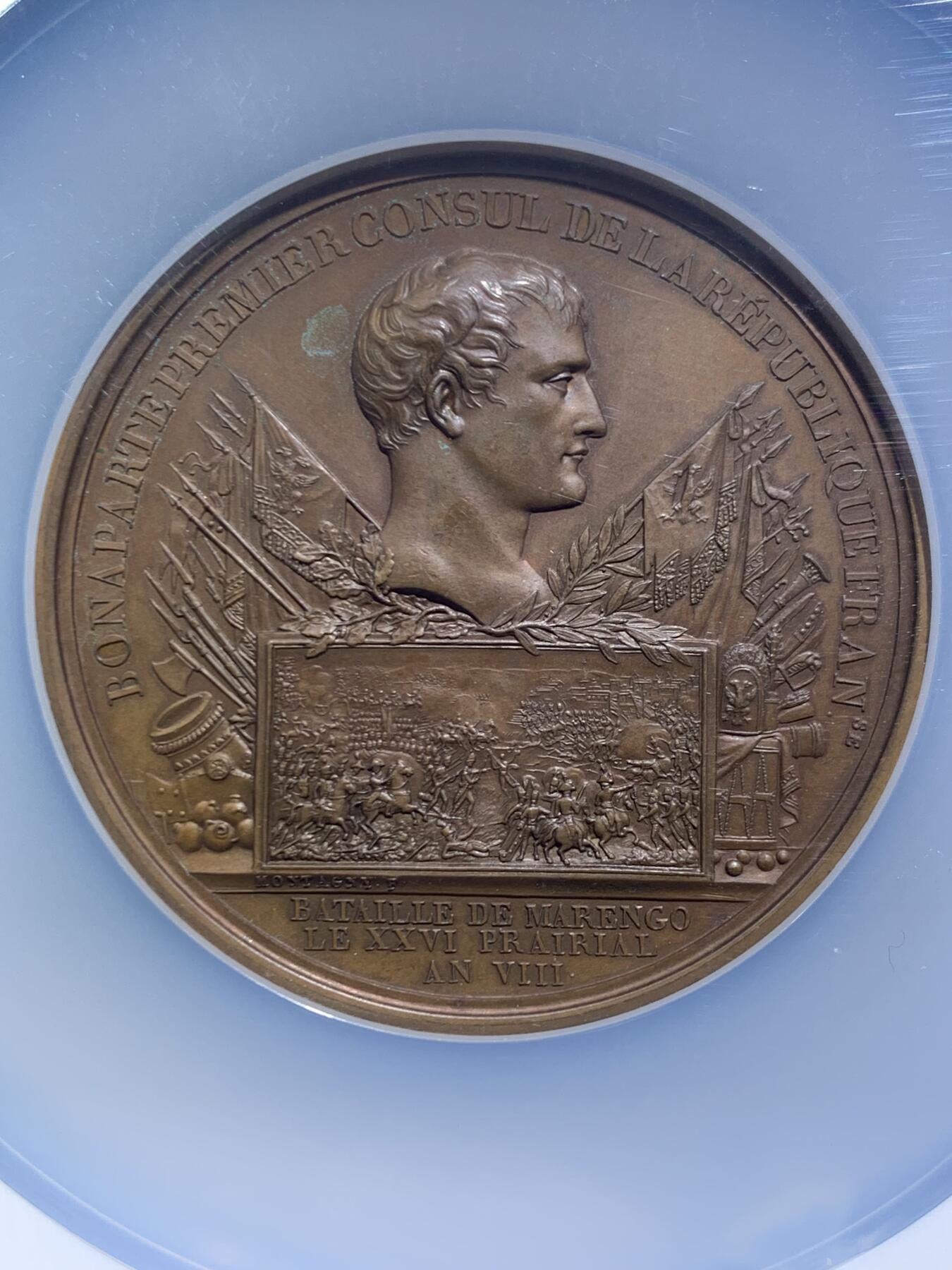 《竞宝斋》第467场 周日，周一 2场连拍 （全场包邮）欢迎送拍 NGC MS63BN 法国1800年拿破仑马伦哥会战纪念铜章，超大加厚盒，双面高浮雕，正面：马伦哥战役为法国与奥地利帝国于第二次反法同盟时期的一场战役，背面：背面为拿破仑穿越圣伯纳德山口，仿照了著名的油画，拿皇手执霹雳雷火，为敌人降下永世神罚