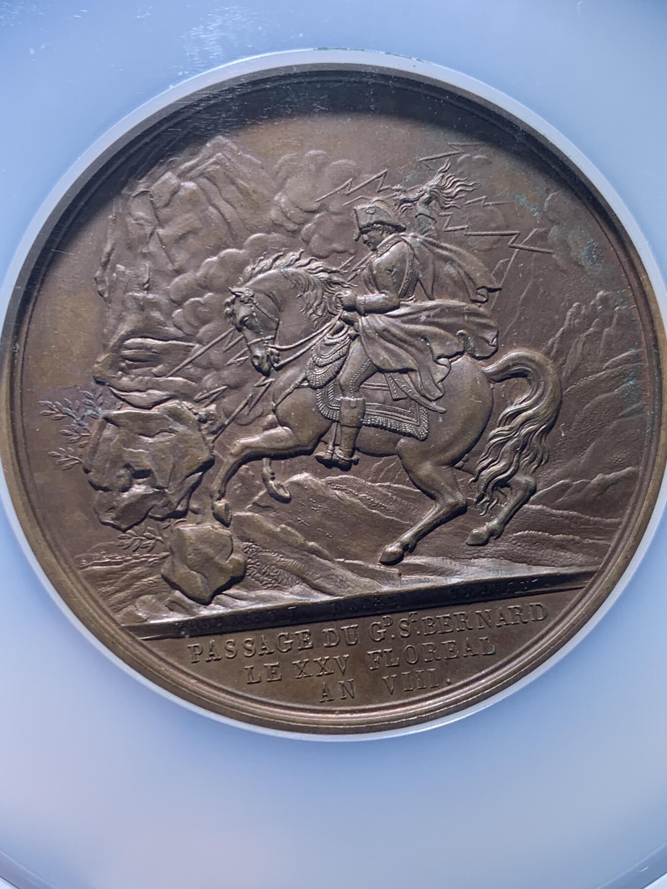 《竞宝斋》第467场 周日，周一 2场连拍 （全场包邮）欢迎送拍 NGC MS63BN 法国1800年拿破仑马伦哥会战纪念铜章，超大加厚盒，双面高浮雕，正面：马伦哥战役为法国与奥地利帝国于第二次反法同盟时期的一场战役，背面：背面为拿破仑穿越圣伯纳德山口，仿照了著名的油画，拿皇手执霹雳雷火，为敌人降下永世神罚