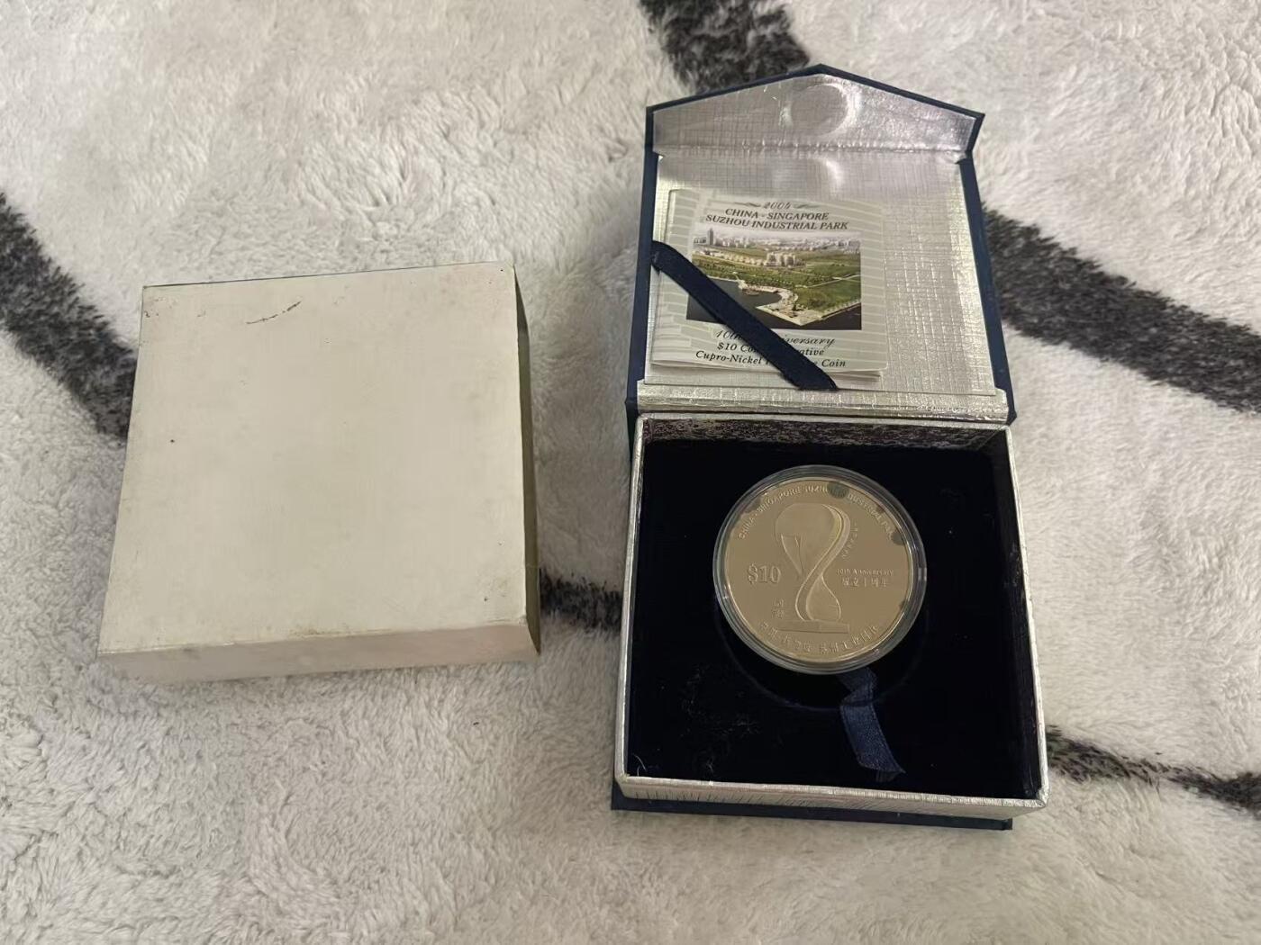 ❤️【币观天下】❤️ 第343期钱币秒杀拍卖场- 2026.3.6周五晚上6点半场 长期征集拍品  新加坡2004年苏州工业园区成立十周年类精致币 官方原包装 发行量7000枚 如图有氧化