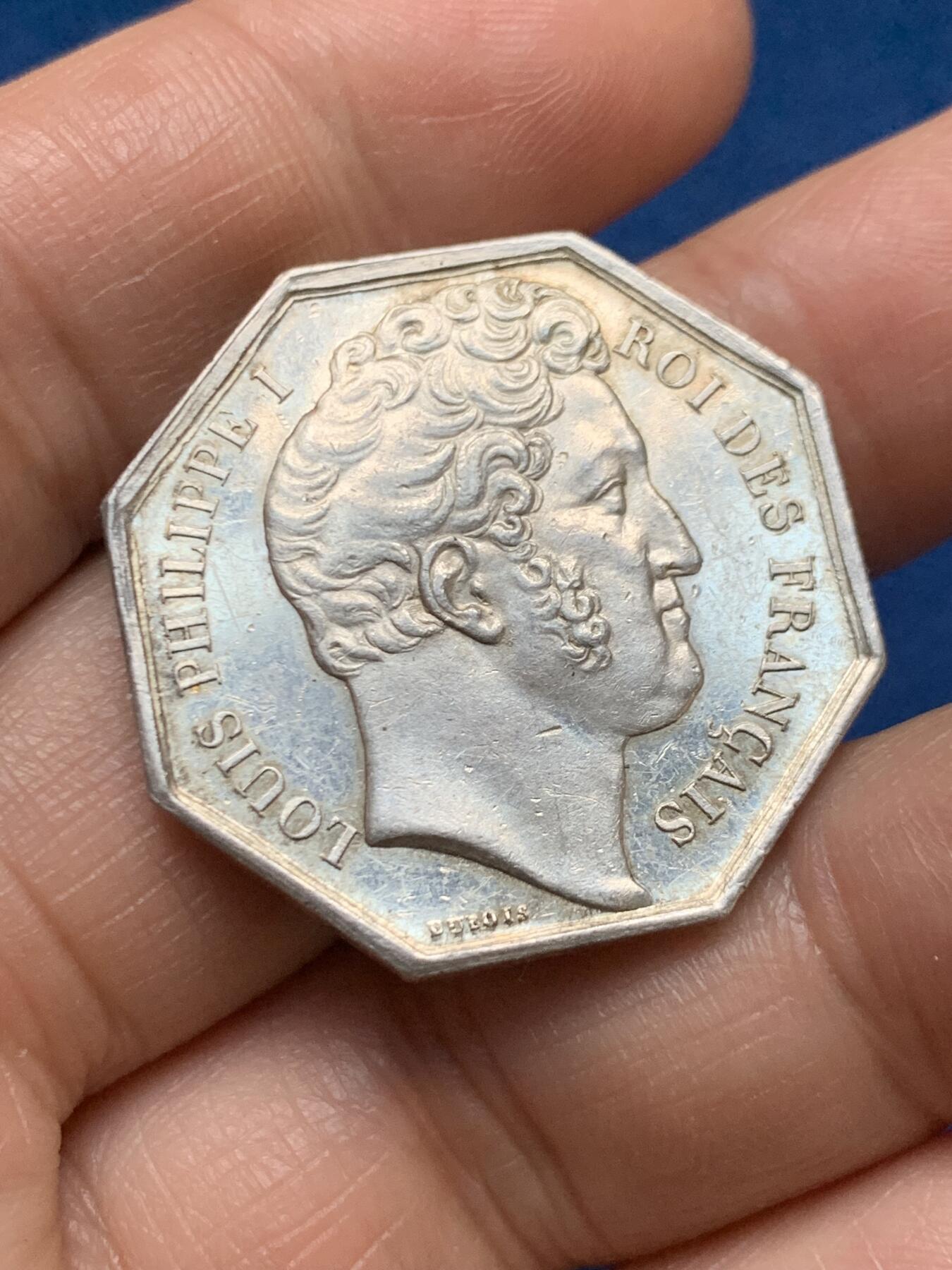 《竞宝斋》第467场 周日，周一 2场连拍 （全场包邮）欢迎送拍 法国奥尔良科技与艺术协会银质代币。早期油灯边铭，正面：菲利普头像，背面：双神赤裸踏云而来，直径：30.6mm，重：12.7g