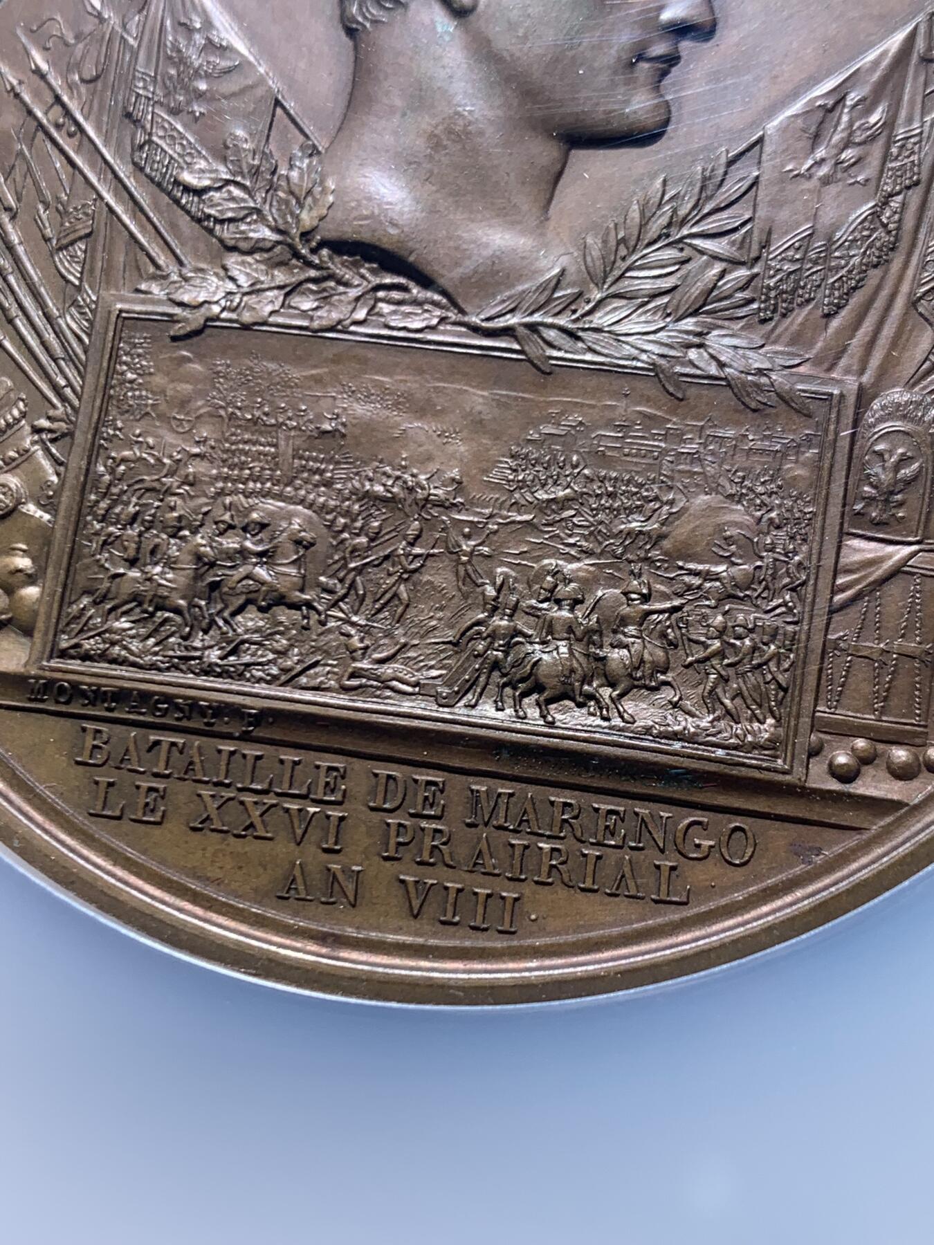 《竞宝斋》第467场 周日，周一 2场连拍 （全场包邮）欢迎送拍 NGC MS63BN 法国1800年拿破仑马伦哥会战纪念铜章，超大加厚盒，双面高浮雕，正面：马伦哥战役为法国与奥地利帝国于第二次反法同盟时期的一场战役，背面：背面为拿破仑穿越圣伯纳德山口，仿照了著名的油画，拿皇手执霹雳雷火，为敌人降下永世神罚