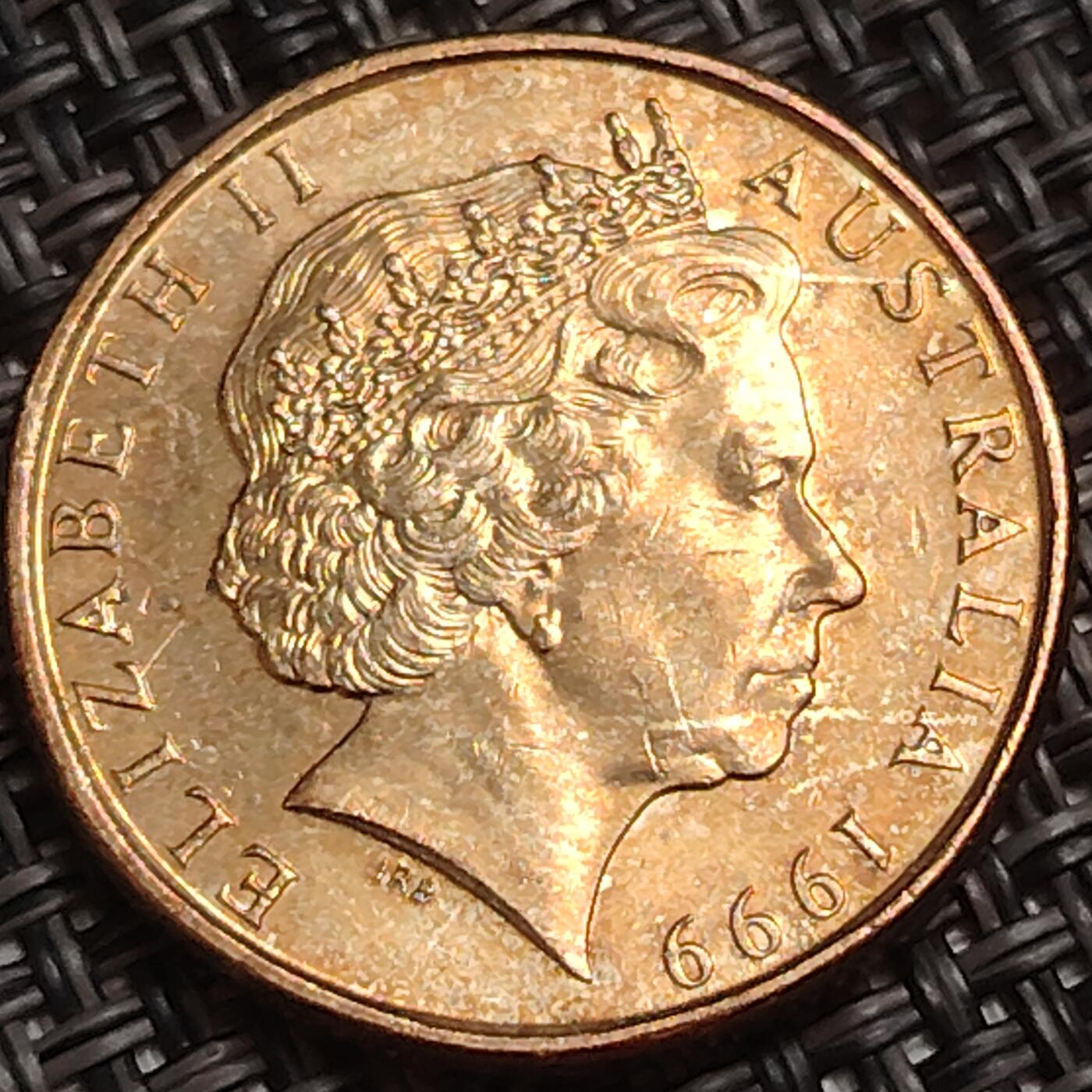 布加迪🐬～世界钱币(上海)🌾第 278 期 /  各国套币和散币 澳大利亚🇦🇺 1999年 1元 国际老人年纪念币～C18