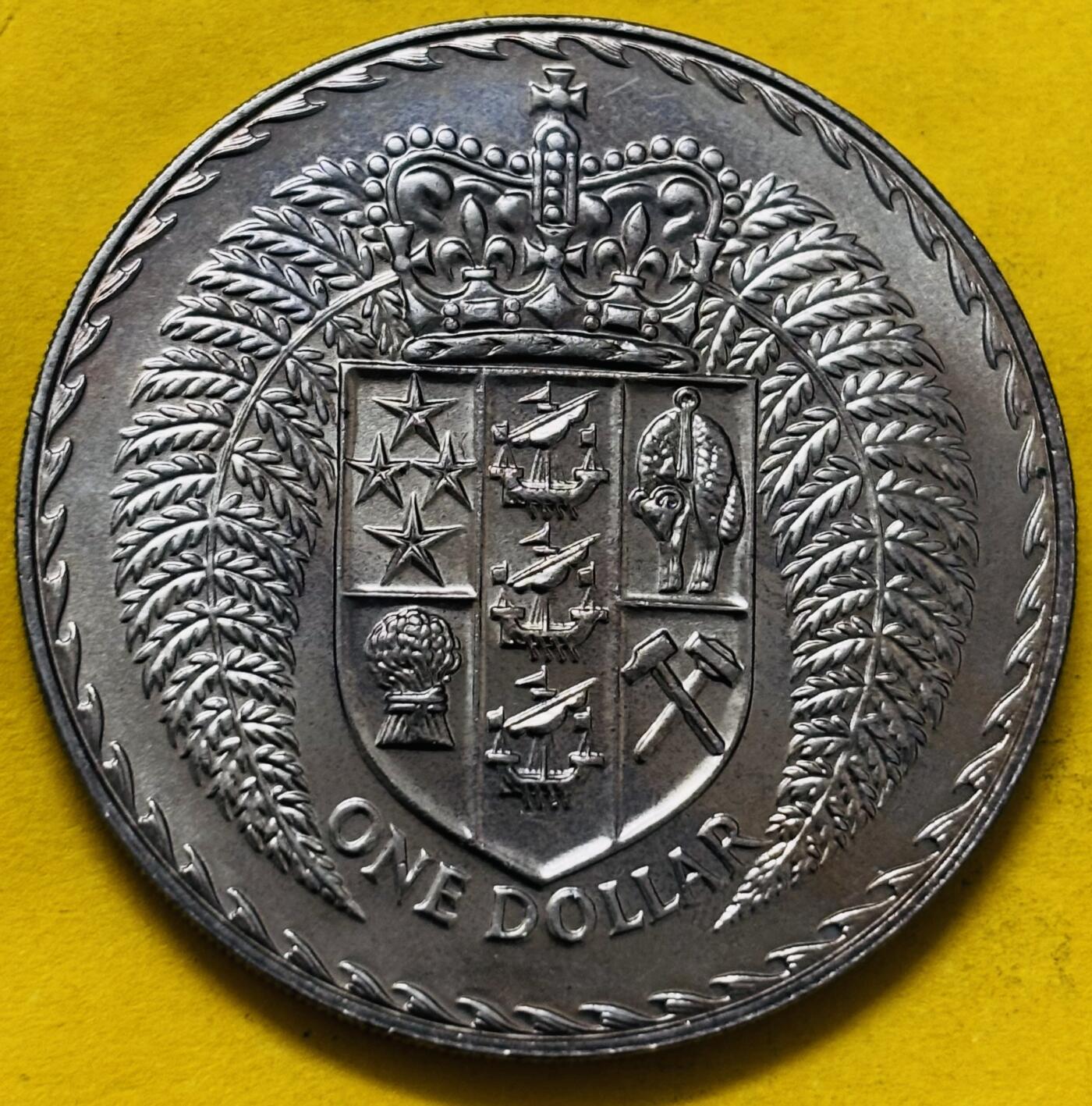 文馨钱币收藏第 295 场，（元宵场）各种银币散币纪念章，长期接代拍业务 全新 1976 年新西兰克朗型一元