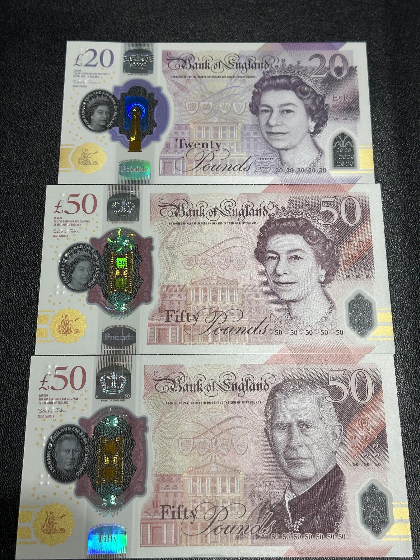 《外钞收藏家》第六百一十四期（精选场）（长期征集拍品、欢迎藏友们联系合作） 英国女王版塑料钞20（尾99）、50镑（豹子号777）+查尔斯版50镑（无47靓号尾8） 3张一起 全新UNC