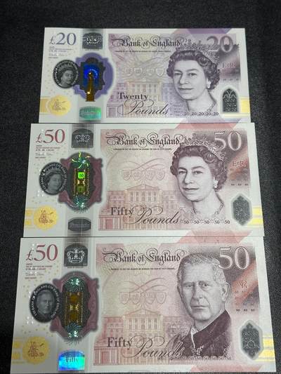 《外钞收藏家》第六百一十四期（精选场）（长期征集拍品、欢迎藏友们联系合作） - 英国女王版塑料钞20（尾99）、50镑（豹子号777）+查尔斯版50镑（无47靓号尾8） 3张一起 全新UNC