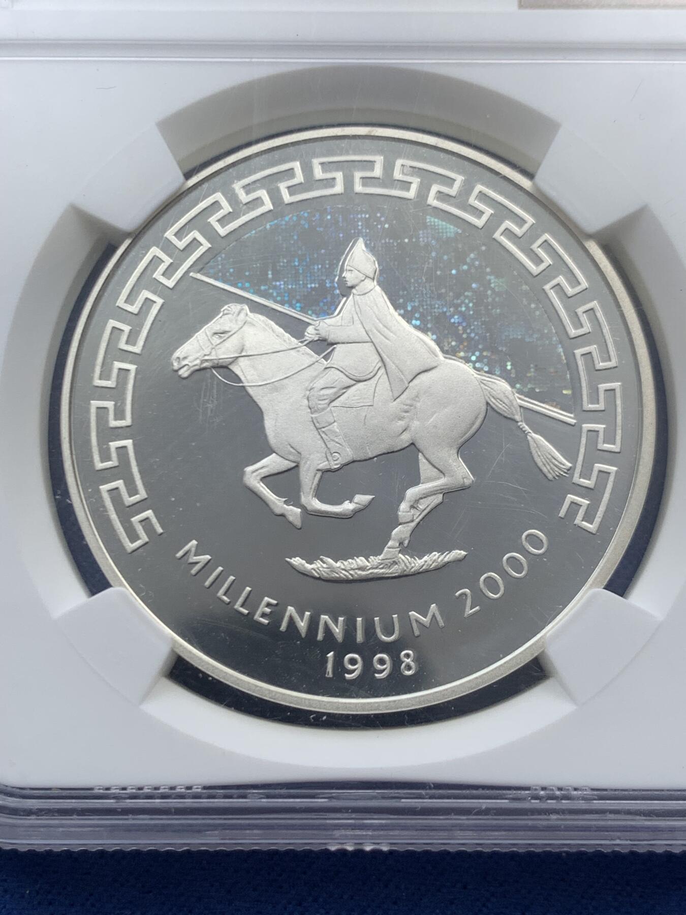 《竞宝斋》第467场 周日，周一 2场连拍 （全场包邮）欢迎送拍 NGC PF69UC 1998年蒙古迎接千禧年（2000）发行成吉思汗骑马图，镜面超高浮雕精制银币，全息幻彩工艺，500图格里克，一盎司，925银，31.6克，10000枚发行量