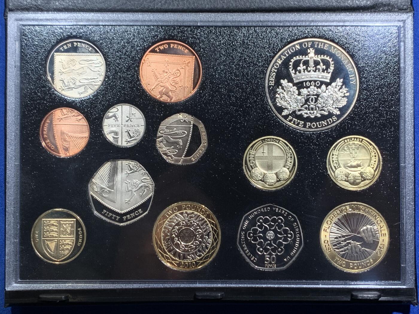 《竞宝斋》第467场 周日，周一 2场连拍 （全场包邮）欢迎送拍 英国2010官方精制套币 盒证全