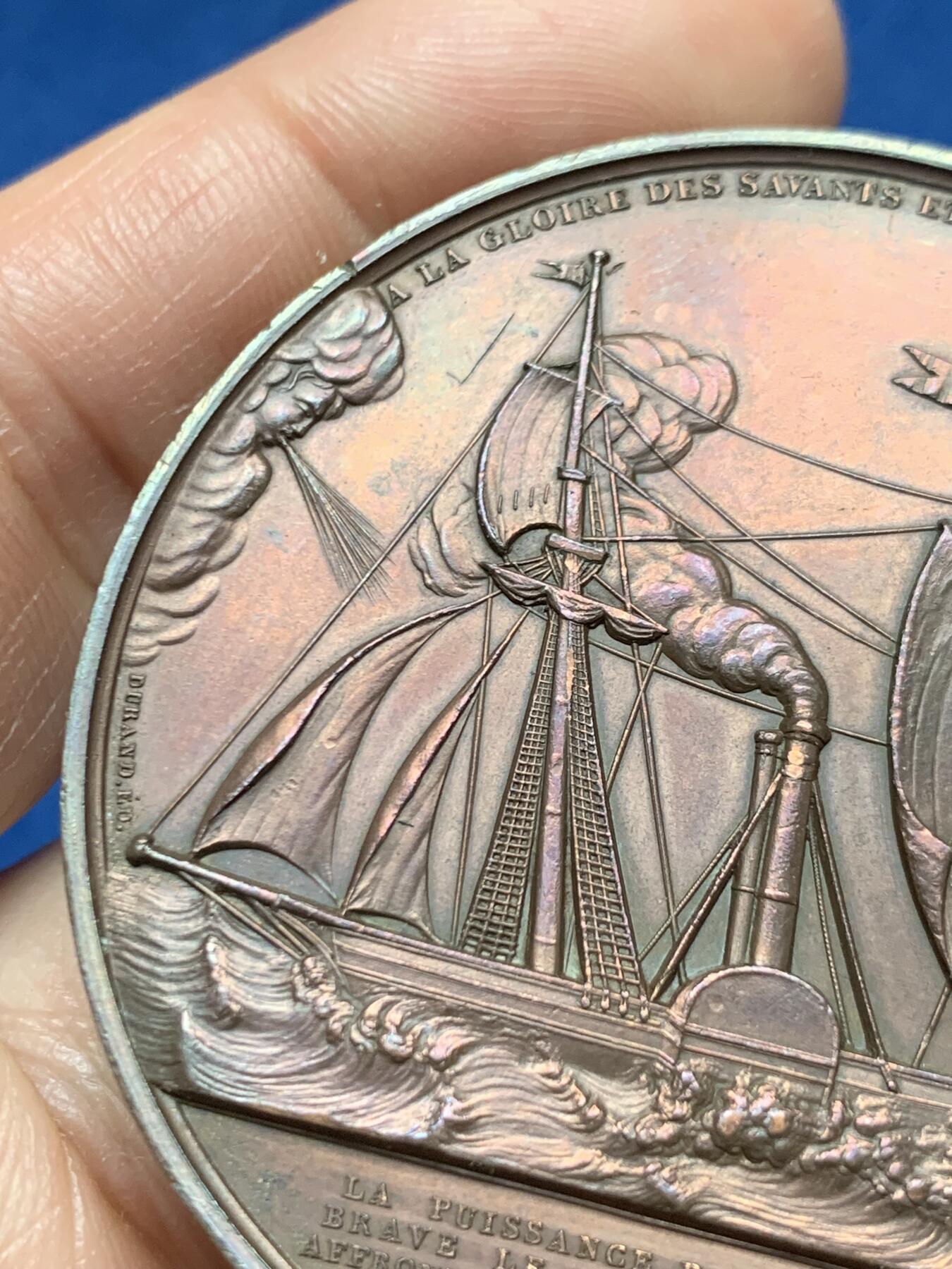 《竞宝斋》第467场 周日，周一 2场连拍 （全场包邮）欢迎送拍 1843年法国荣耀科学家和工业家艺术大奖章，该章由著名雕刻家Caque设计雕刻，稀见品，值得收藏，双面高浮雕，雕刻精细，直径：52.2mm，重：73.75g，船首铜标边铭。