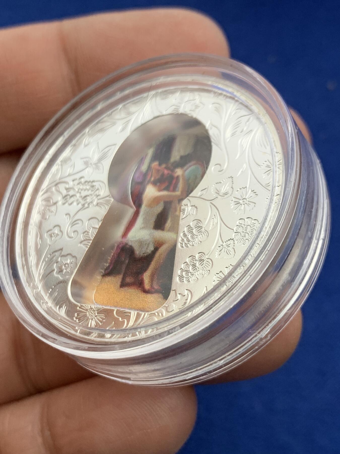 《竞宝斋》第467场 周日，周一 2场连拍 （全场包邮）欢迎送拍 库克2018年10元部分彩色普制银币 小秘密 999银2盎司 发行量：777 盒证全